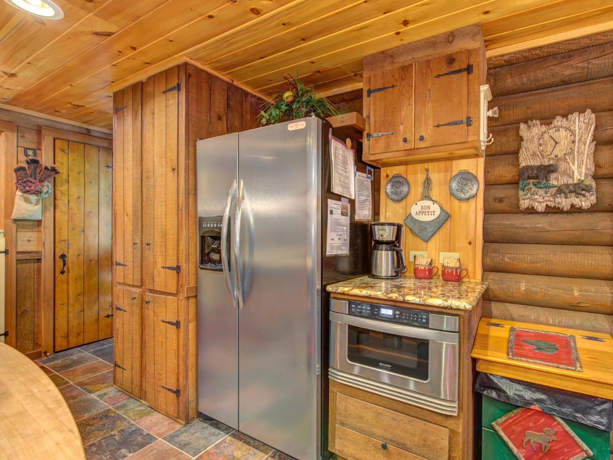 Kitchen or kitchenette in Black Bear Lodge