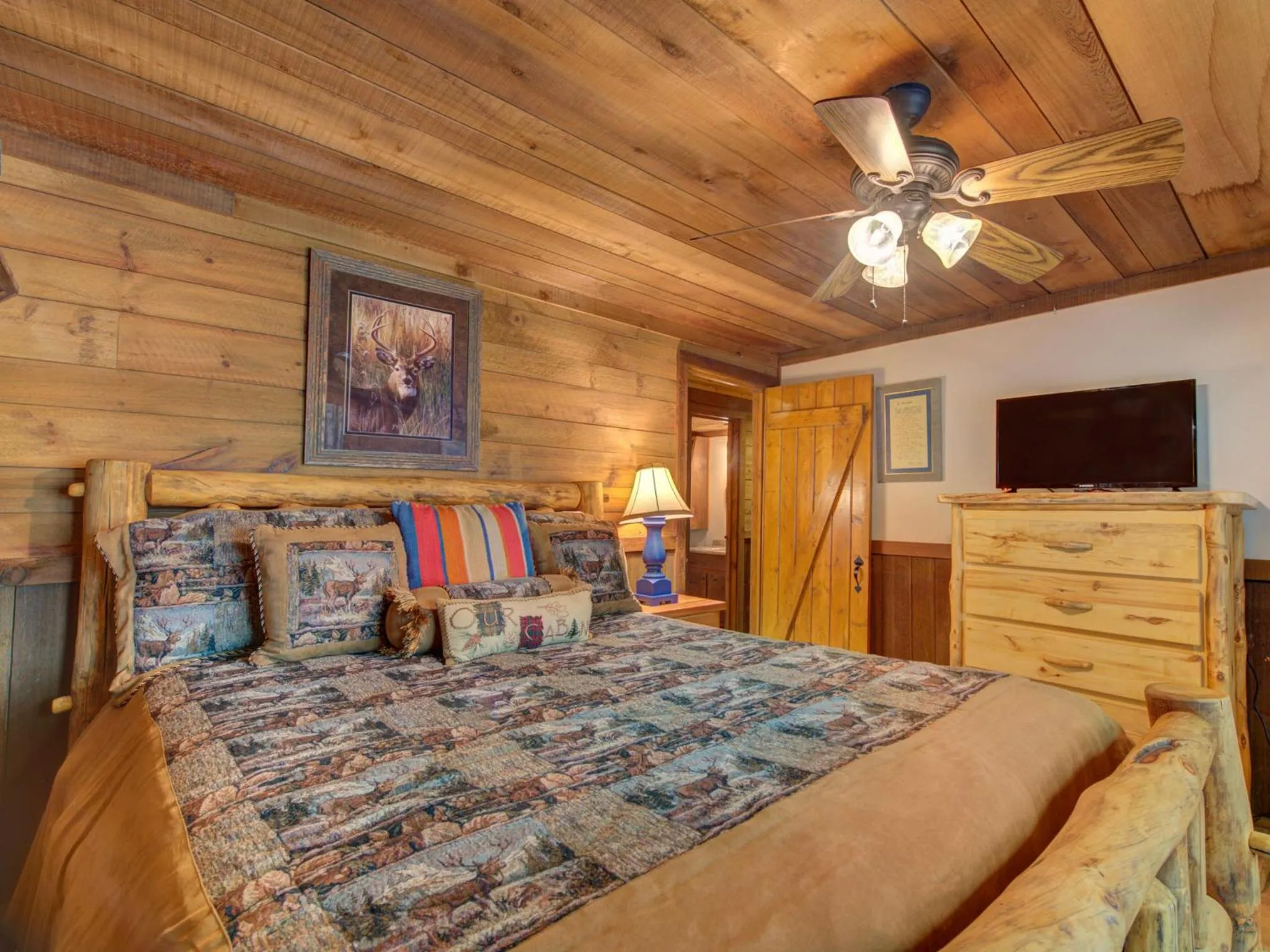 Bedroom, Bed in Black Bear Lodge