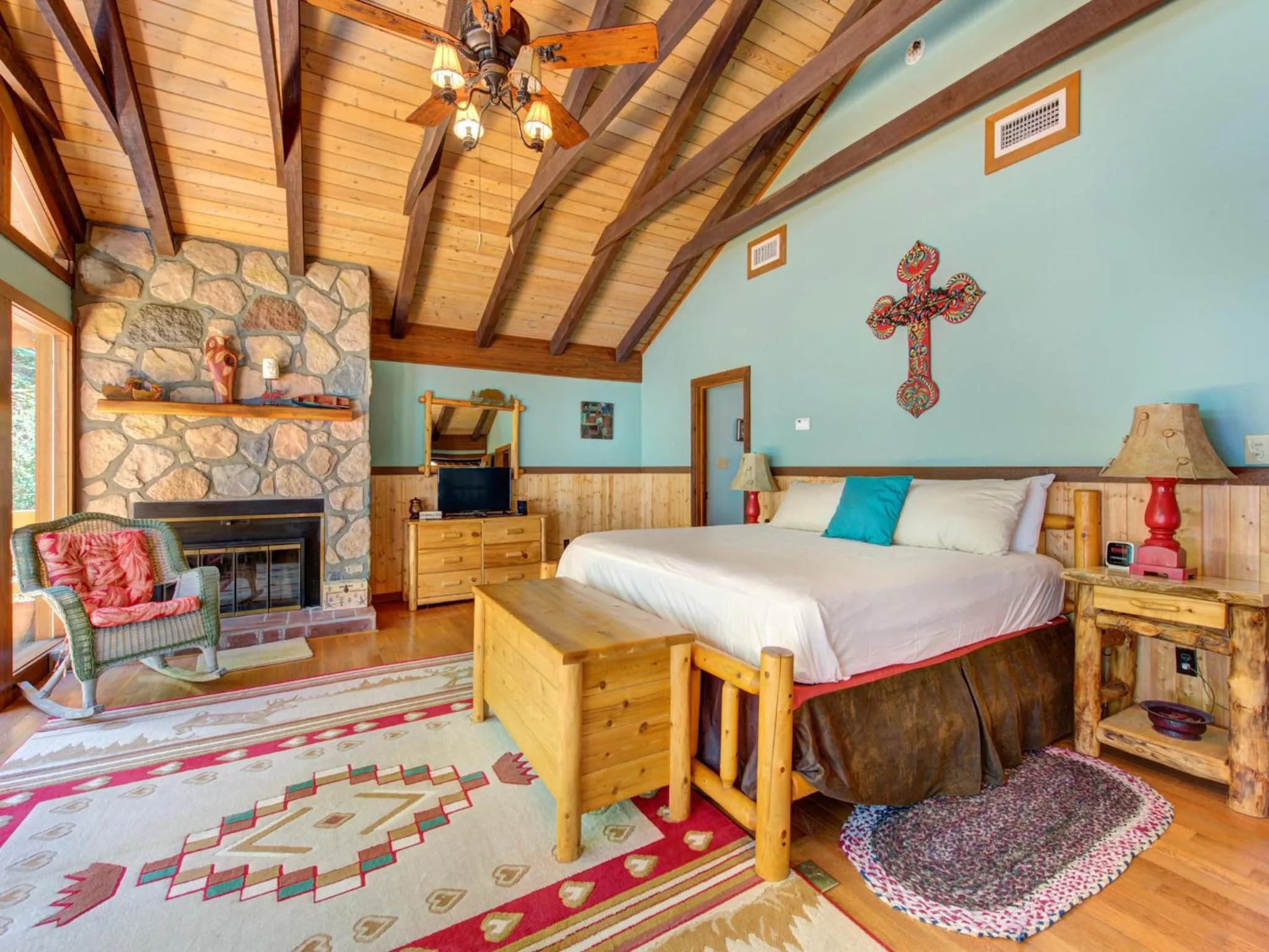 Living room, Bed in Black Bear Lodge