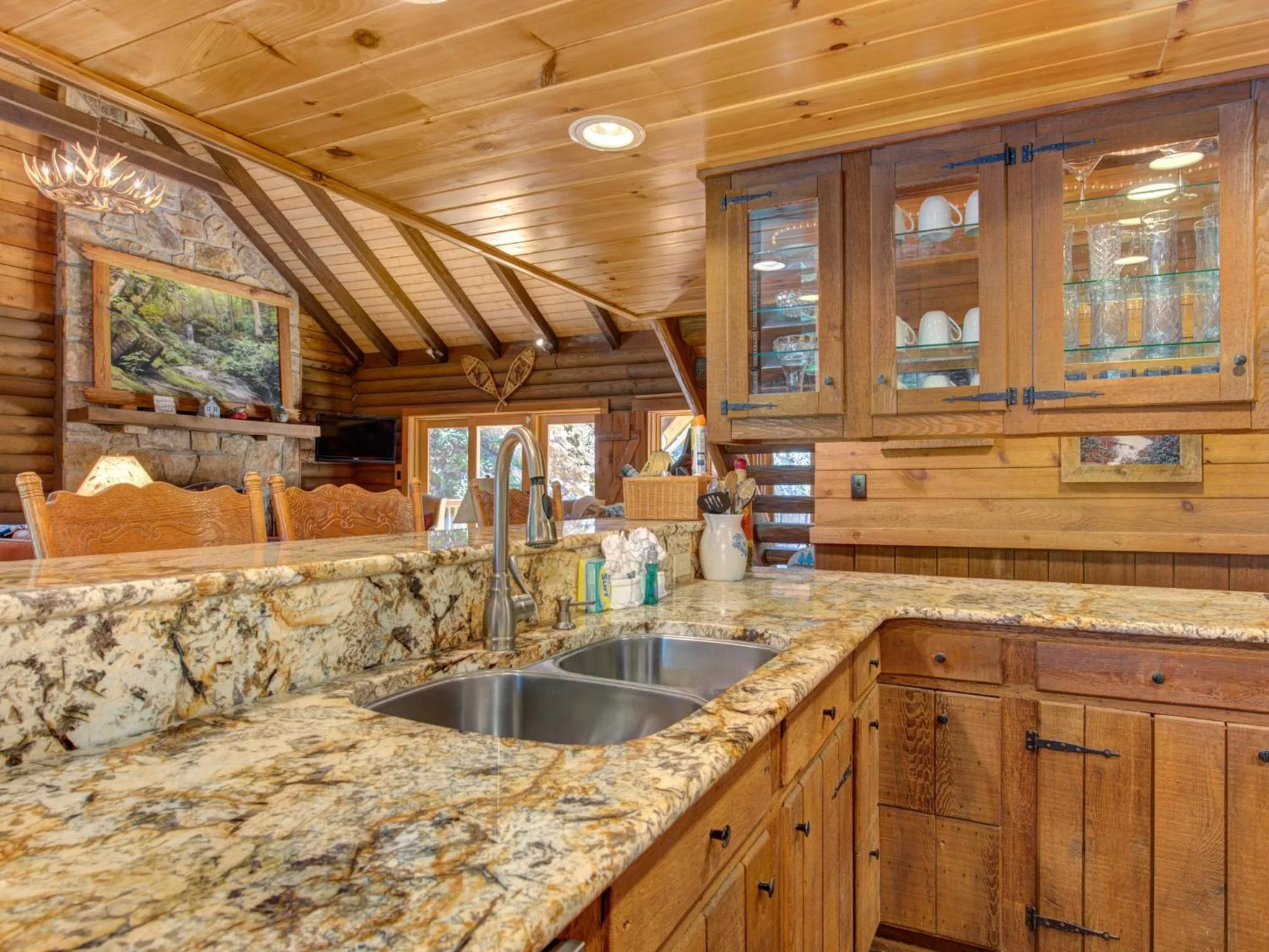 Kitchen or kitchenette in Black Bear Lodge