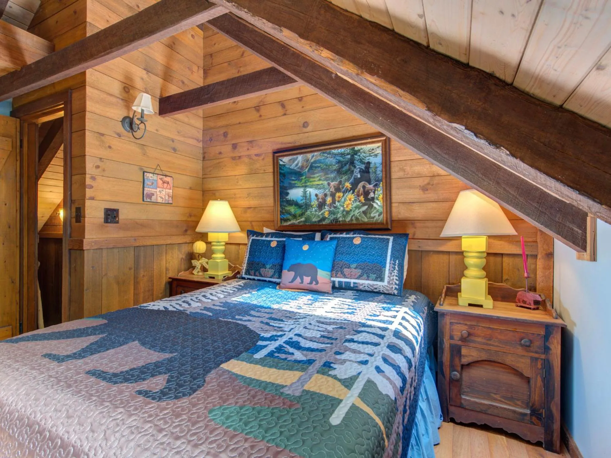 Property building, Bed in Black Bear Lodge