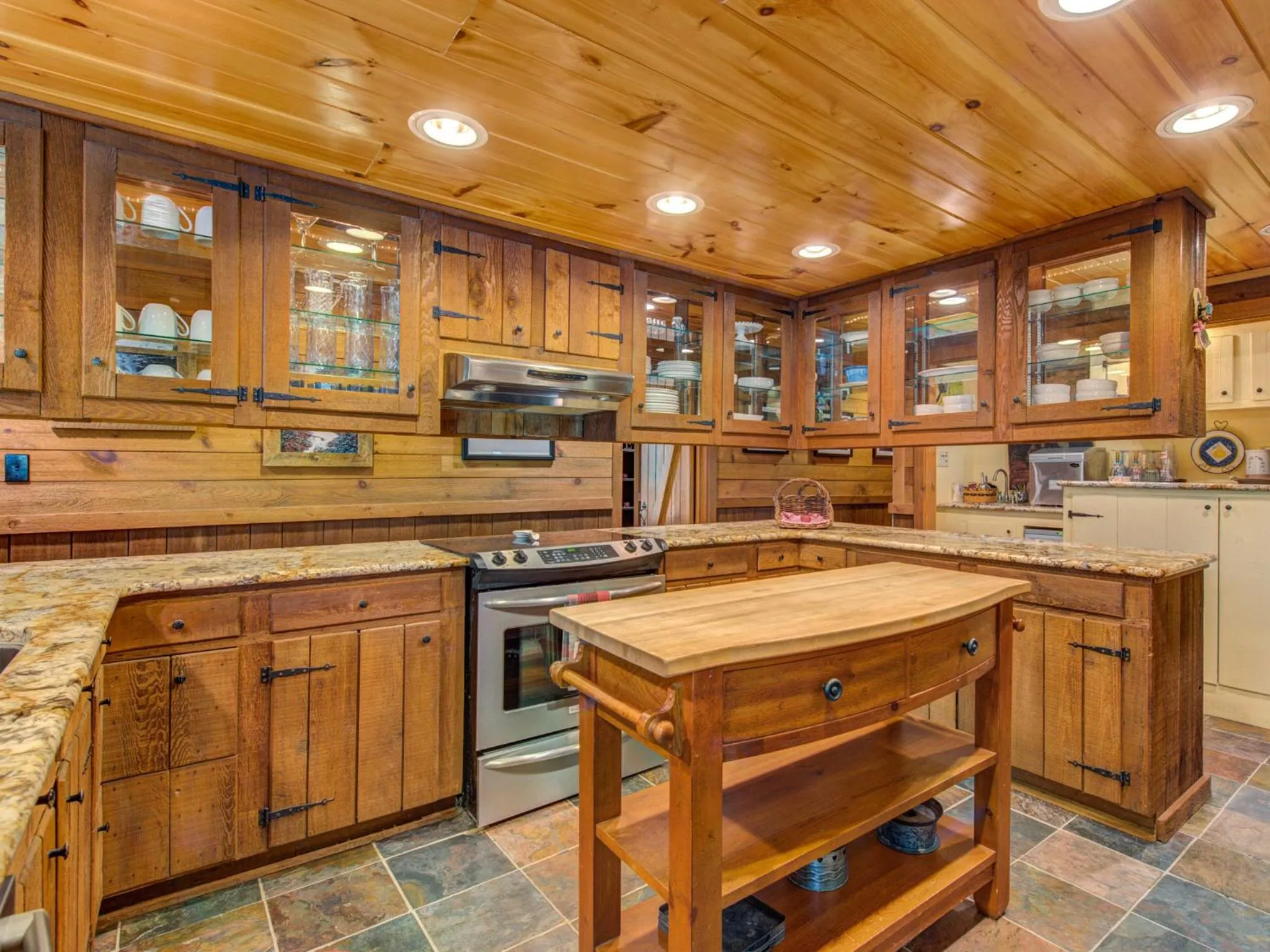 Kitchen or kitchenette in Black Bear Lodge