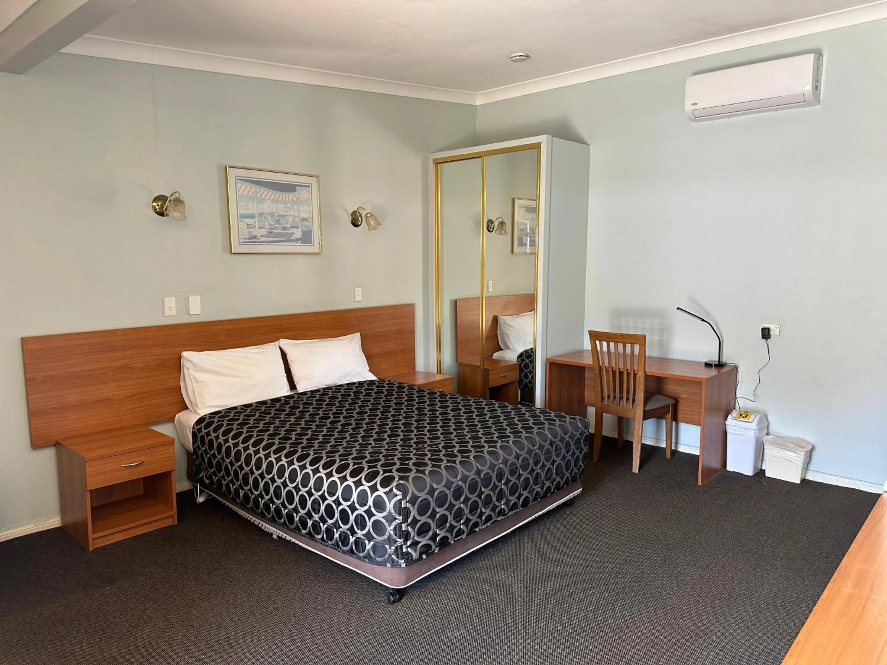 Bed in Colonial Motor Lodge Scone