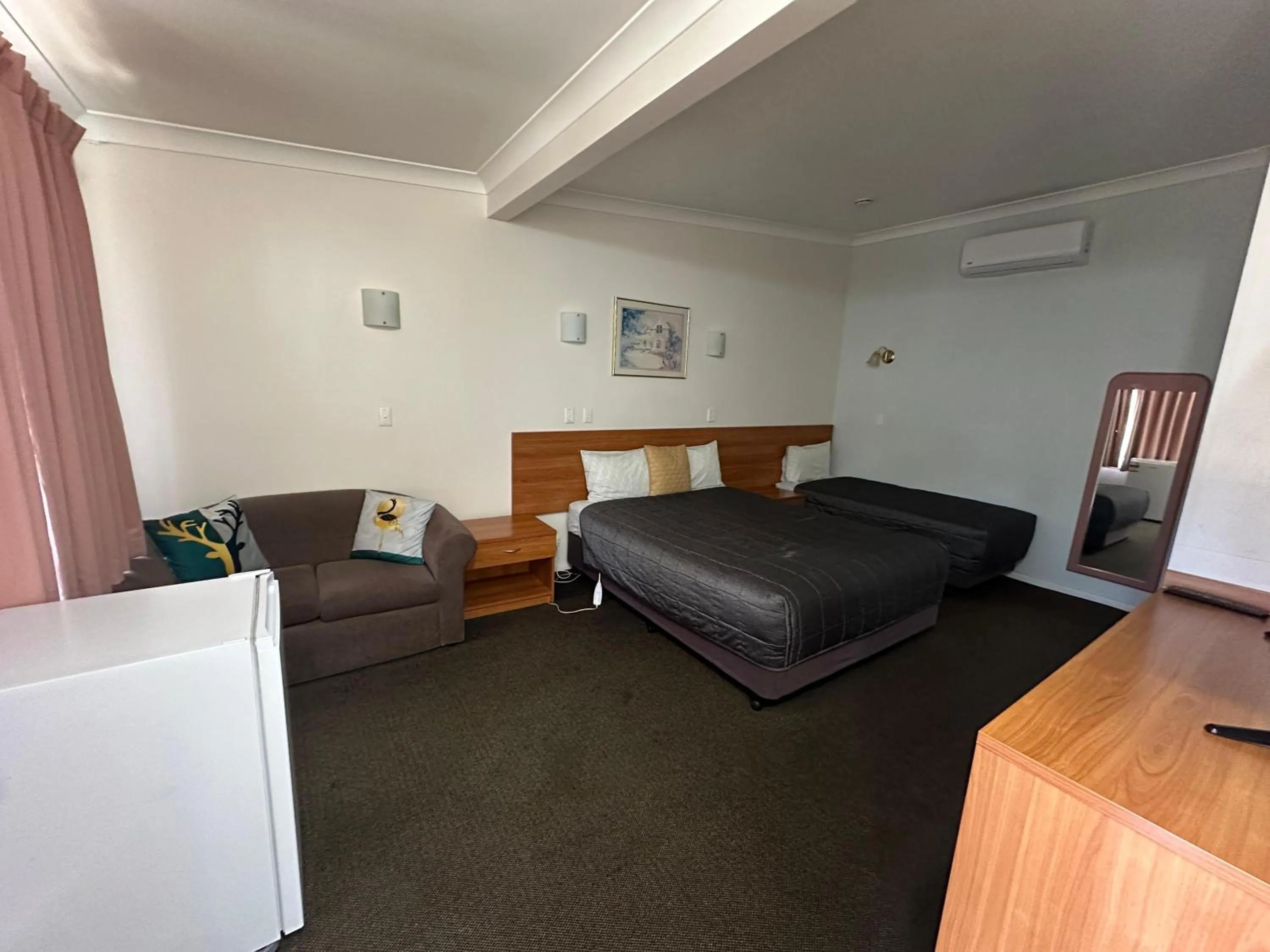 Bed in Colonial Motor Lodge Scone