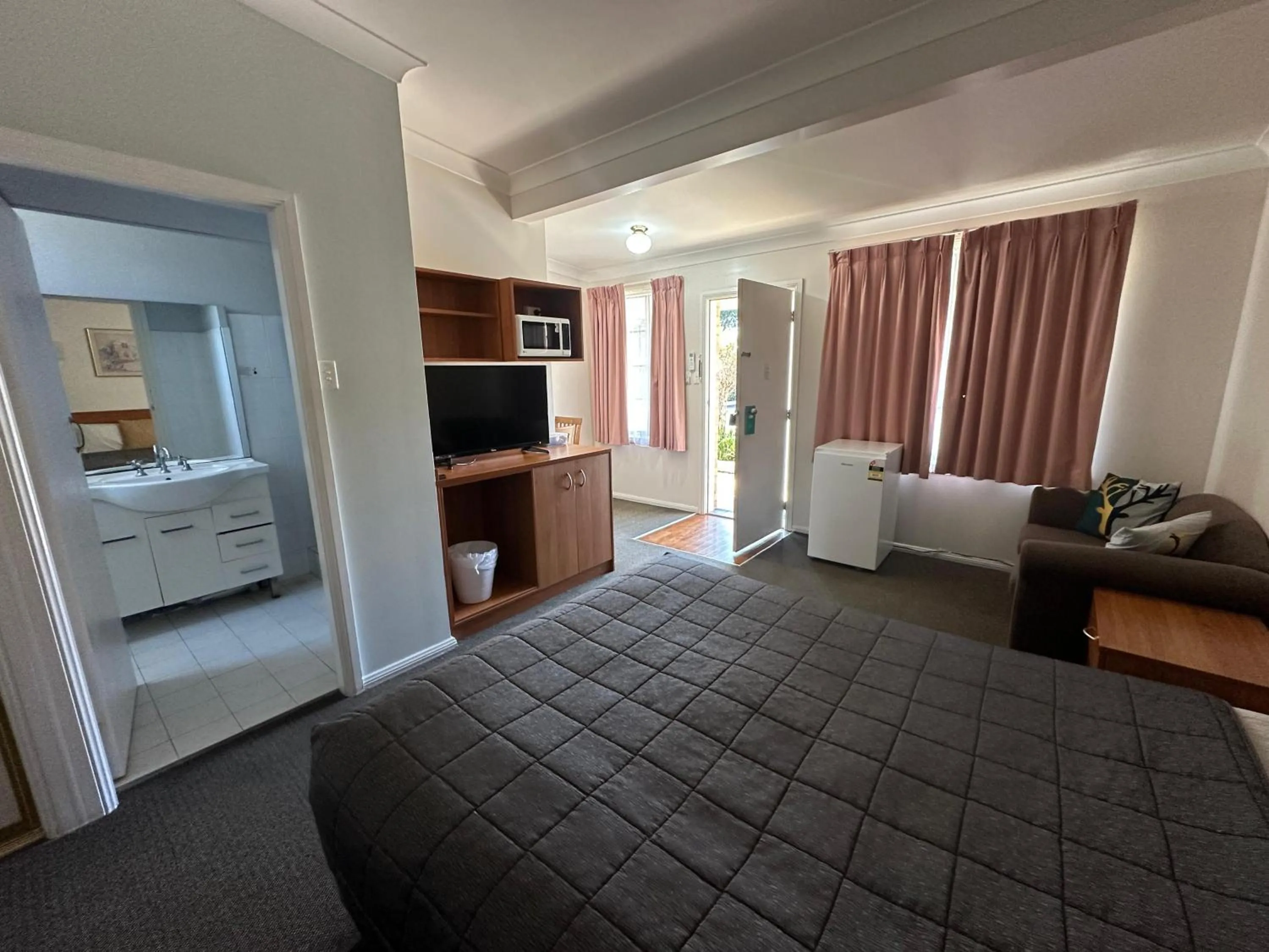 Bed in Colonial Motor Lodge Scone