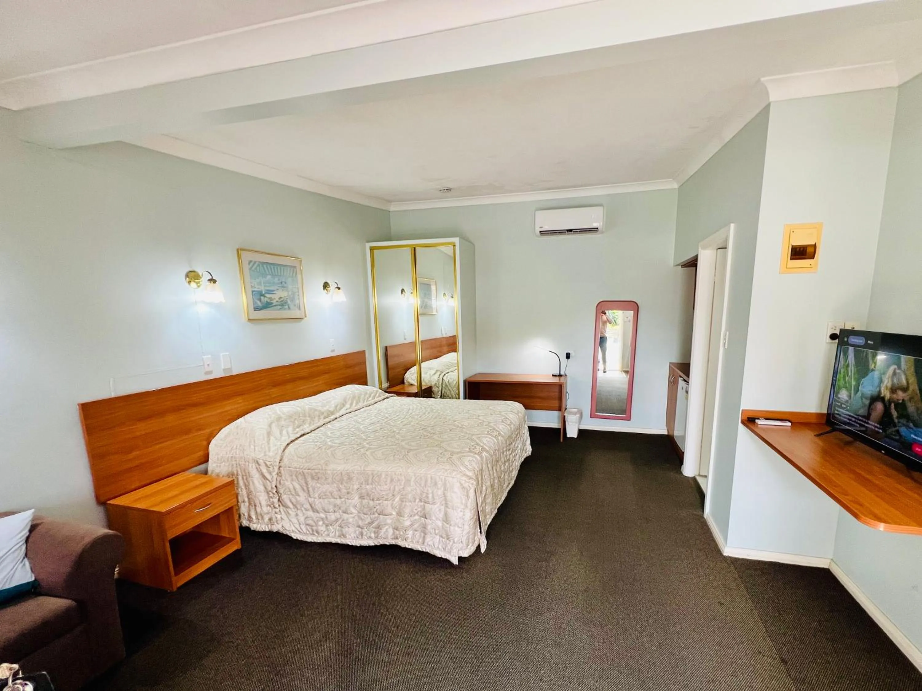 Bed in Colonial Motor Lodge Scone