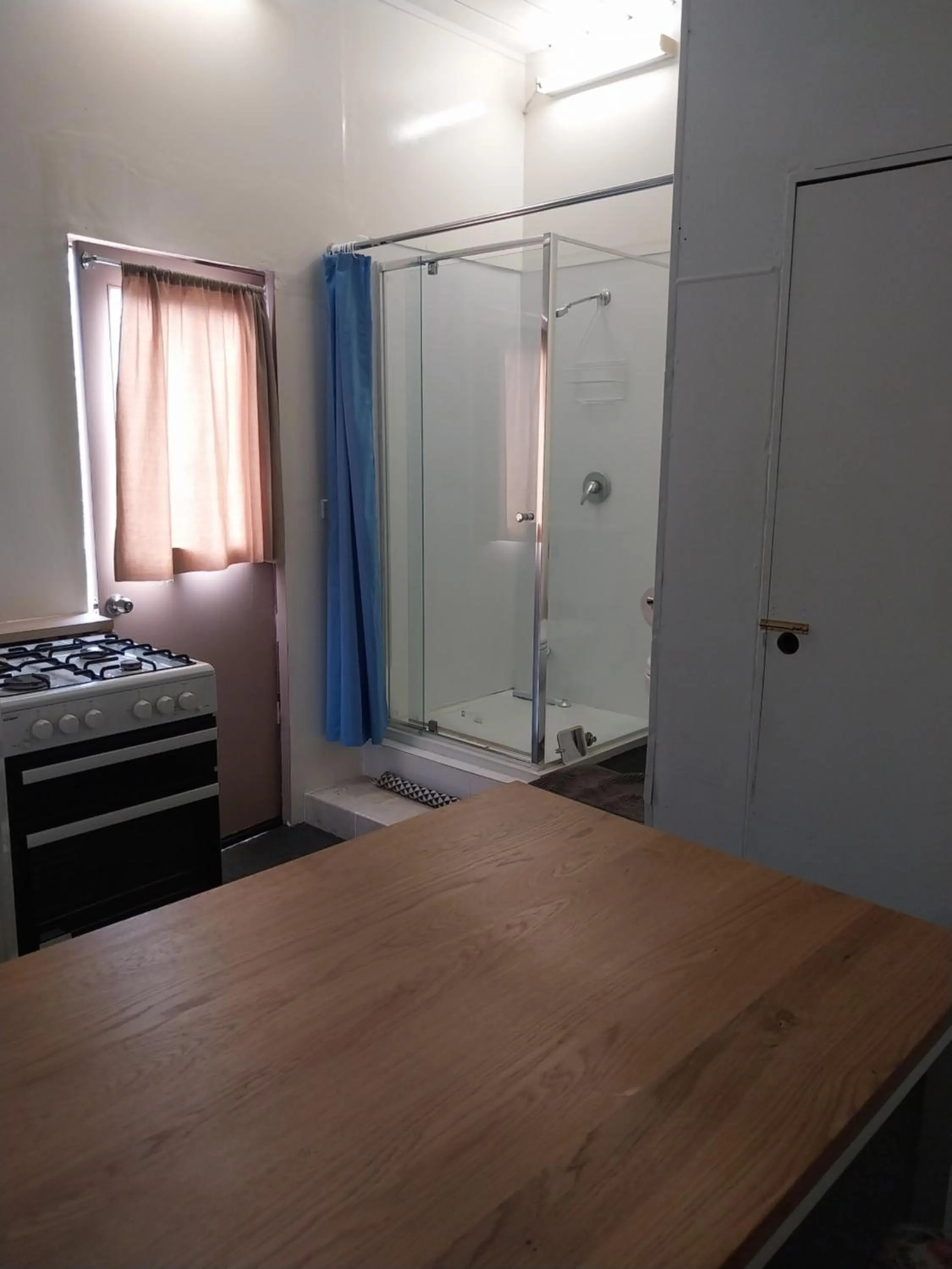Bathroom, Bed in Chalet Jindabyne