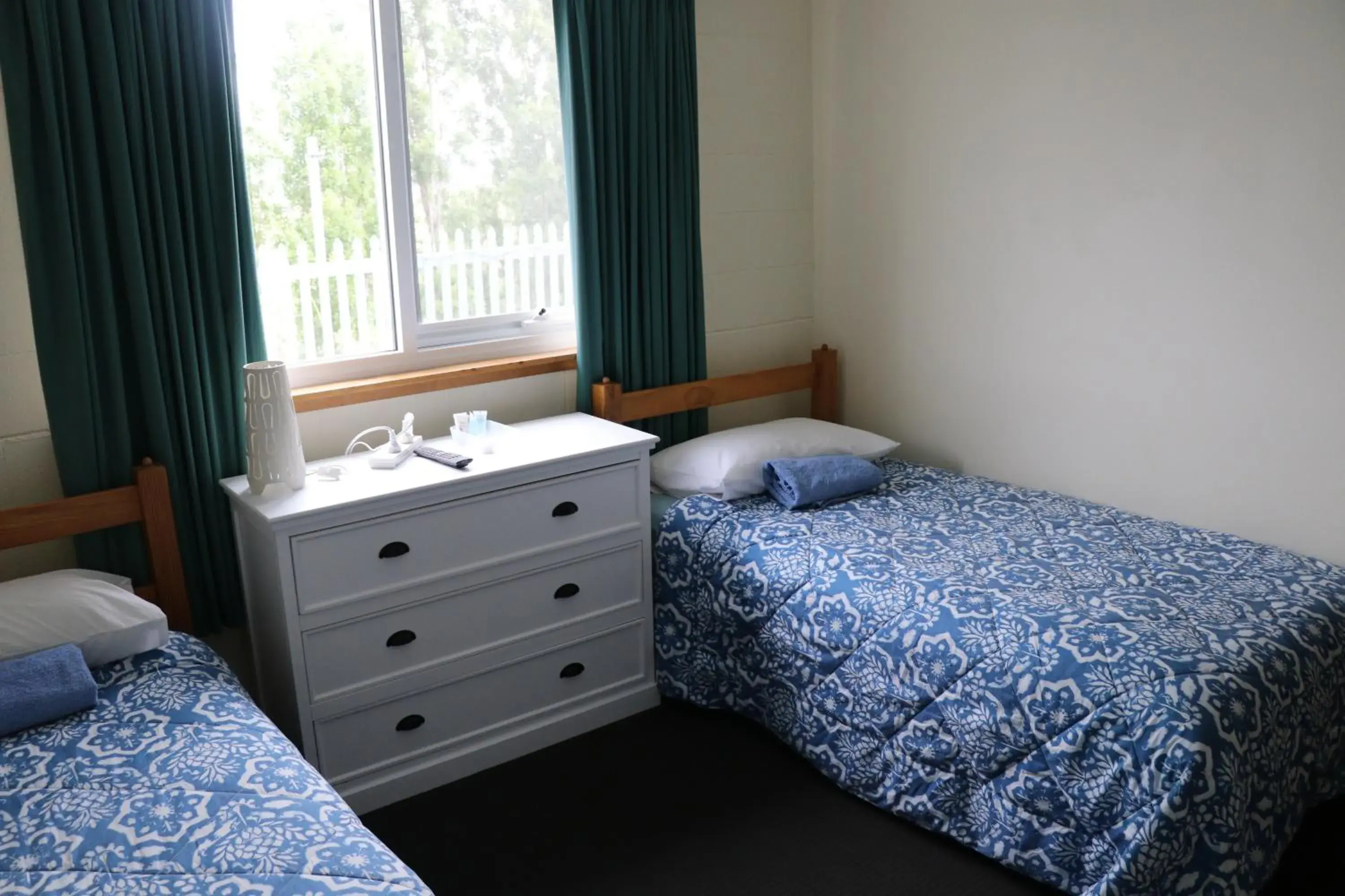 Twin Room with Shared Bathroom in Chalet Jindabyne Twin Room with Shared Bathroom in Chalet Jindabyne