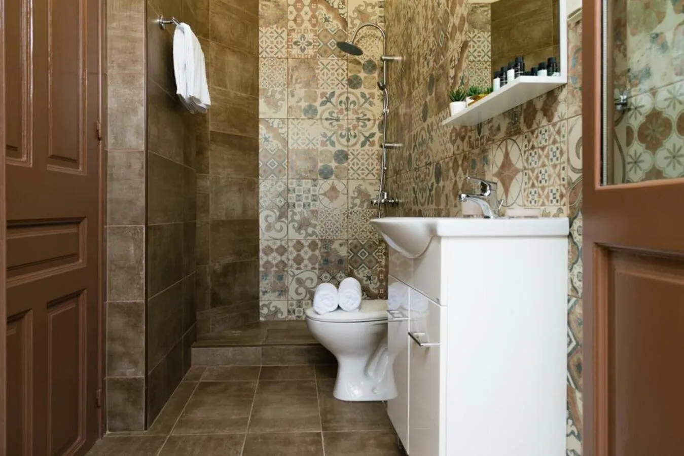 Shower in Beautiful City Suites