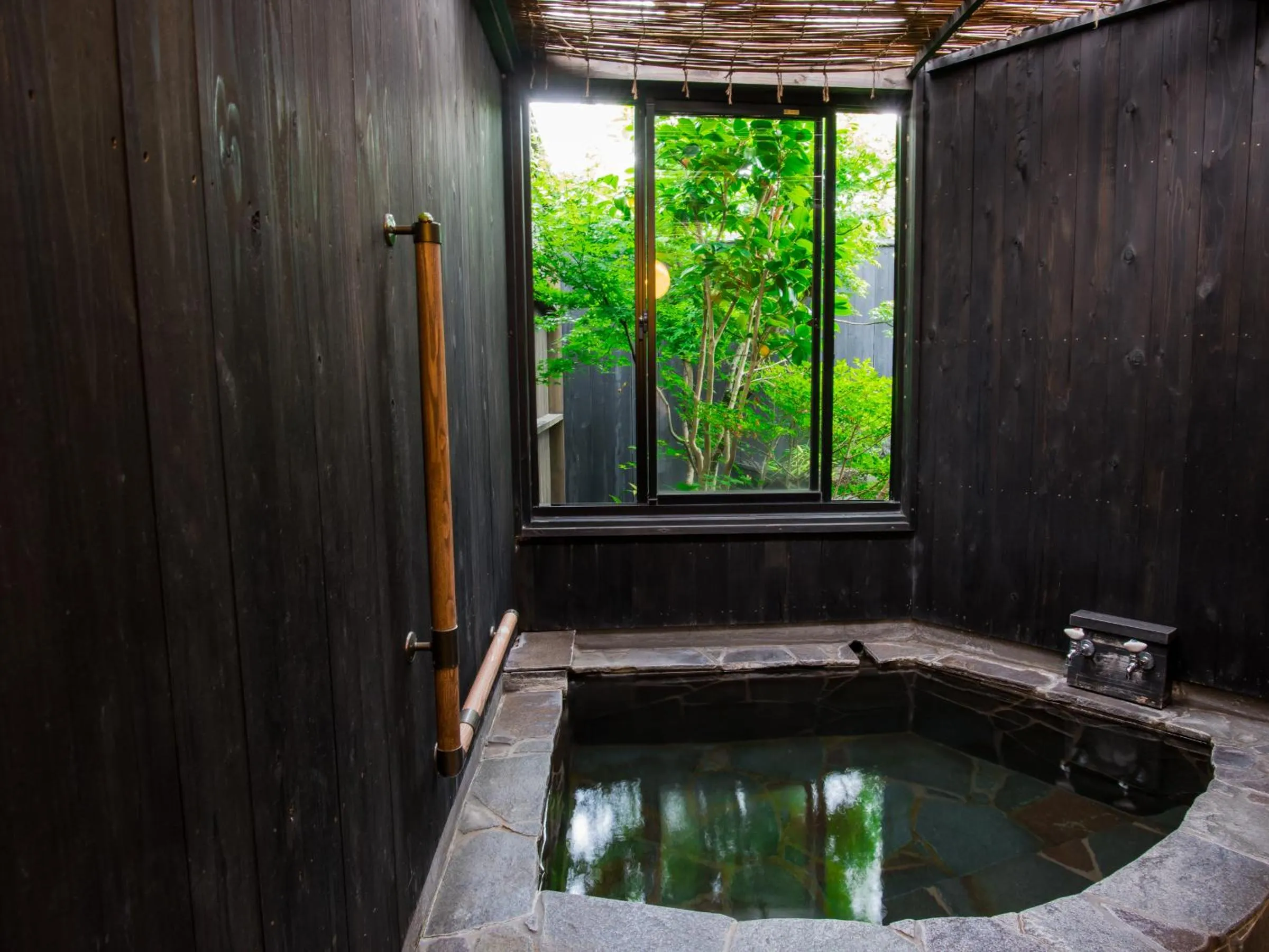 Hot Spring Bath in Yurari Rokumyo