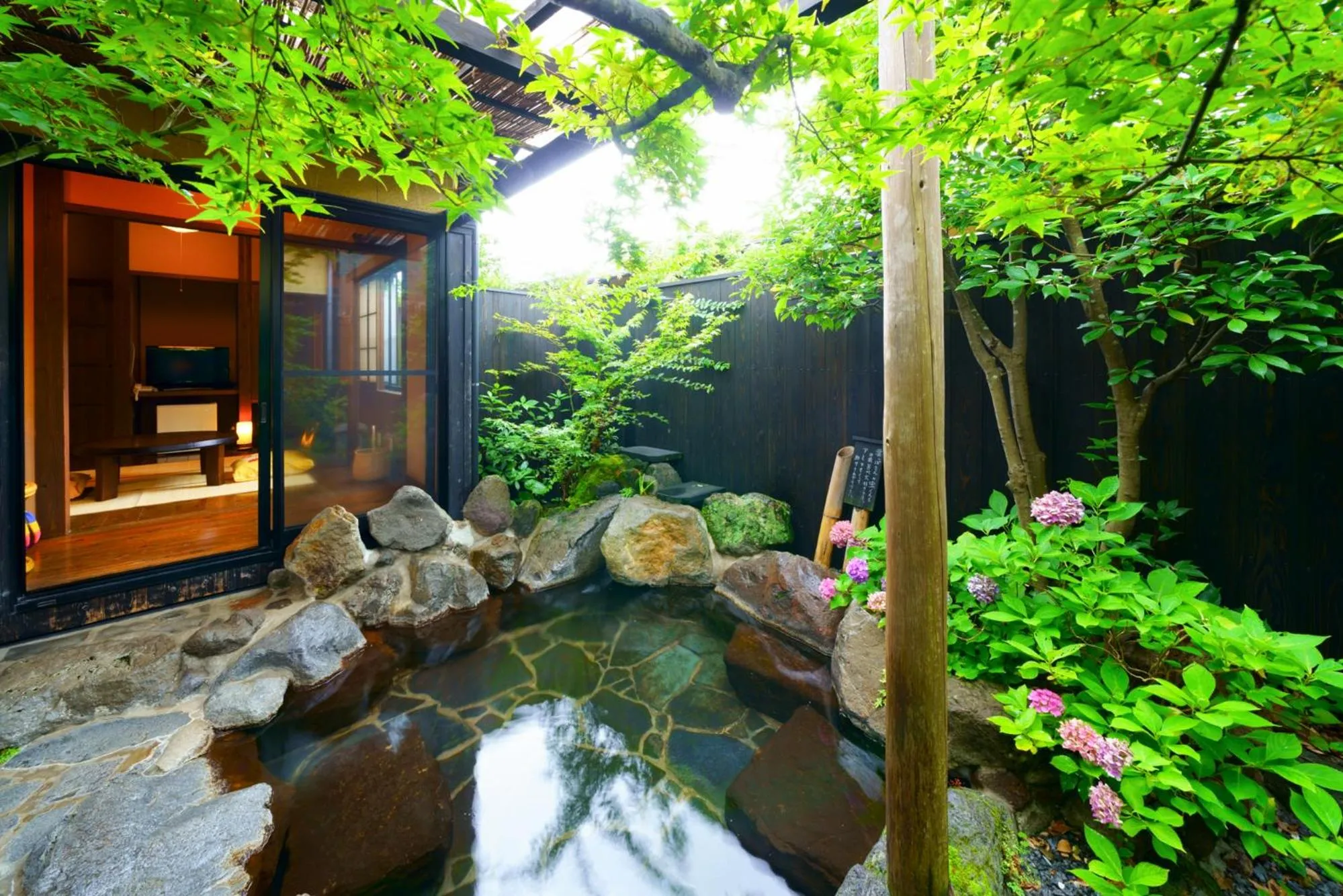 Open Air Bath in Yurari Rokumyo