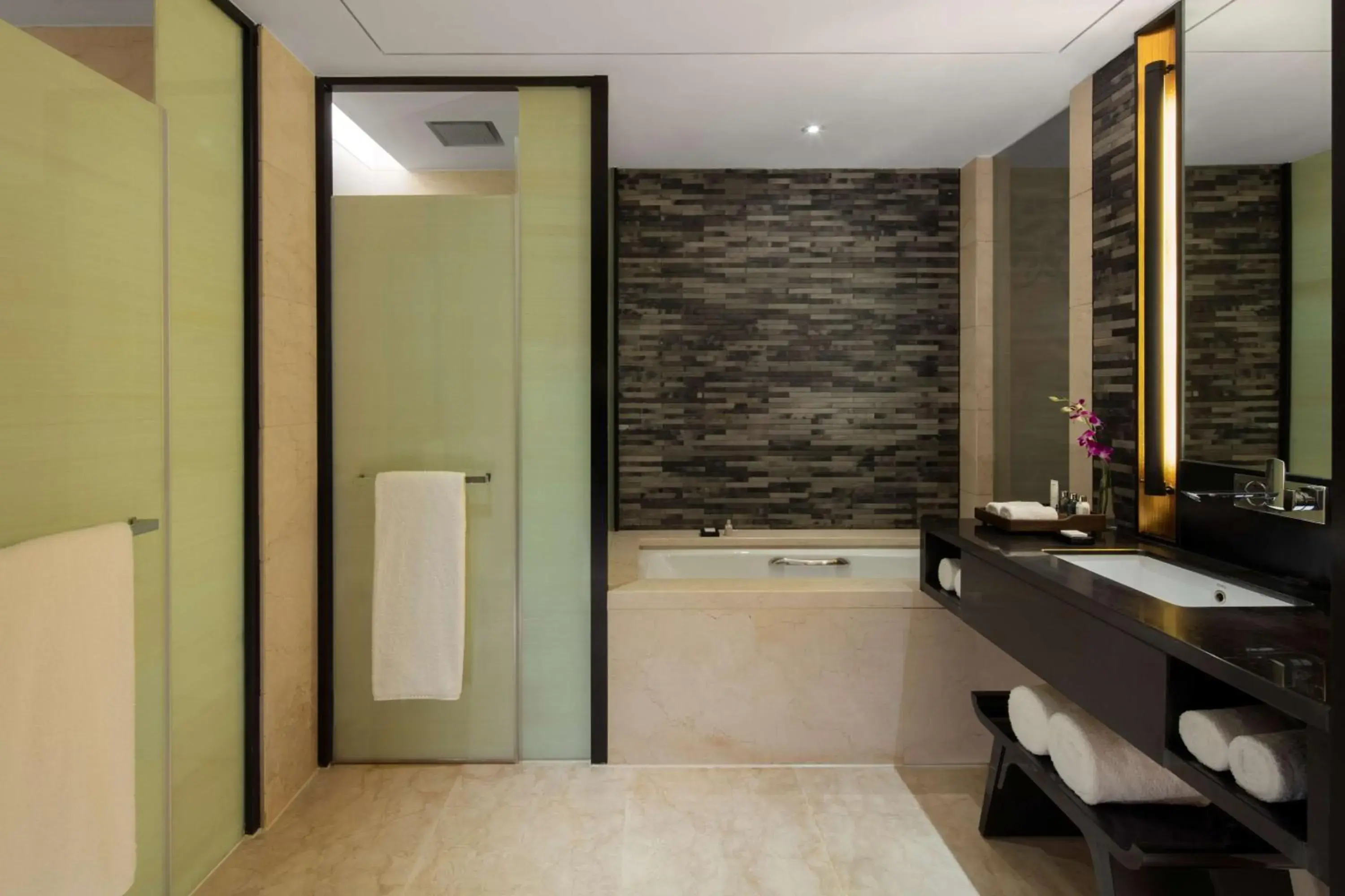 Double or Twin Room with Balcony in Chongqing Ronghui Grand Hotel Double or Twin Room with Balcony in Chongqing Ronghui Grand Hotel