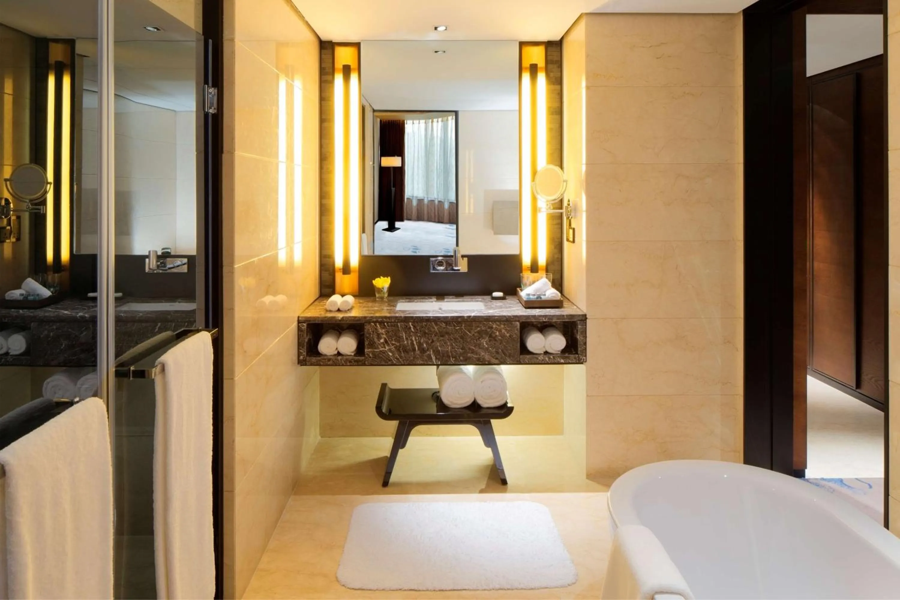 Bathroom, Bed in Chongqing Ronghui Grand Hotel