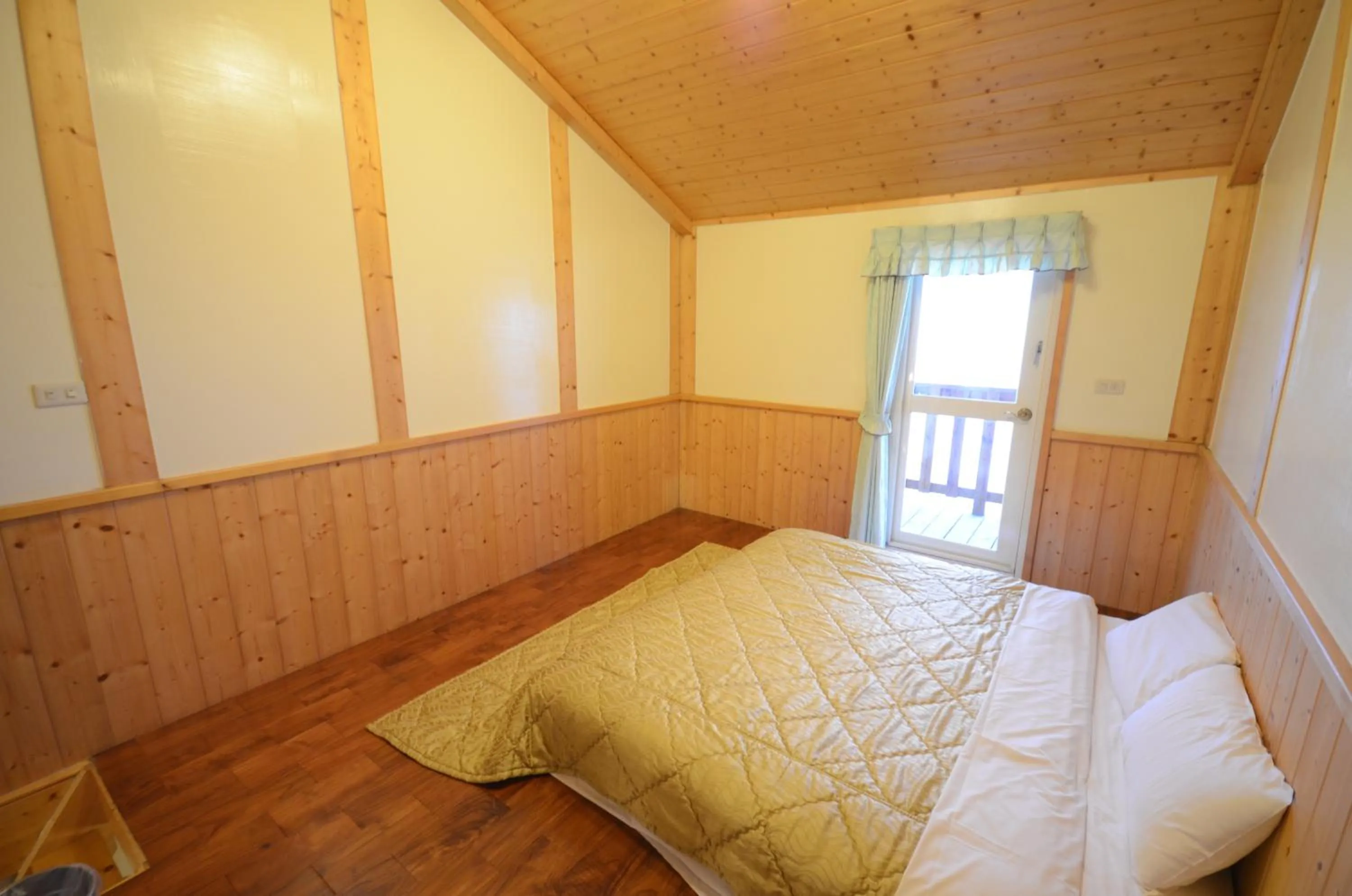 Photo of the whole room, Bed in Sea of Clouds Vacation Villa