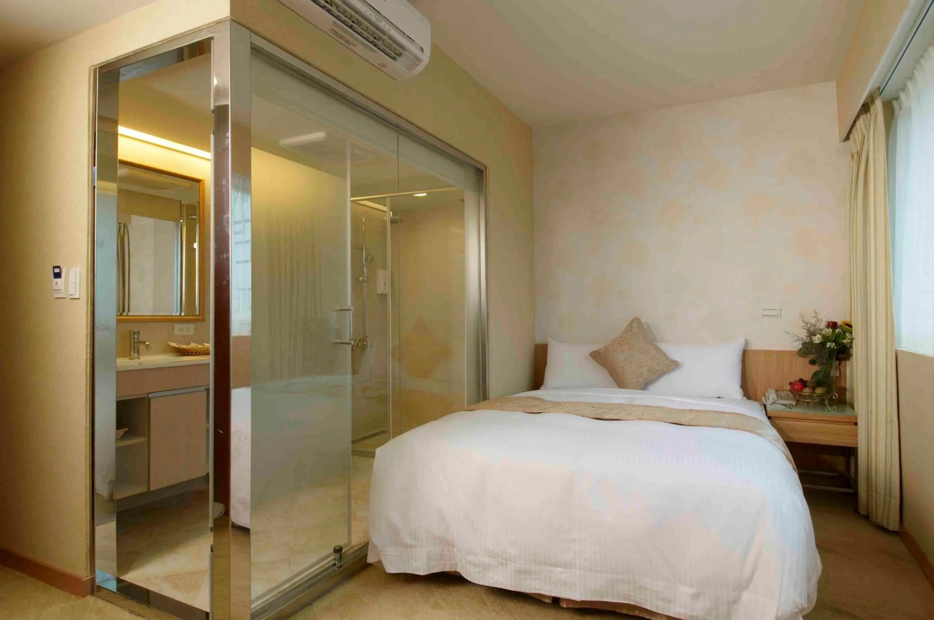 Coffee/tea facilities, Bed in Hotel Color