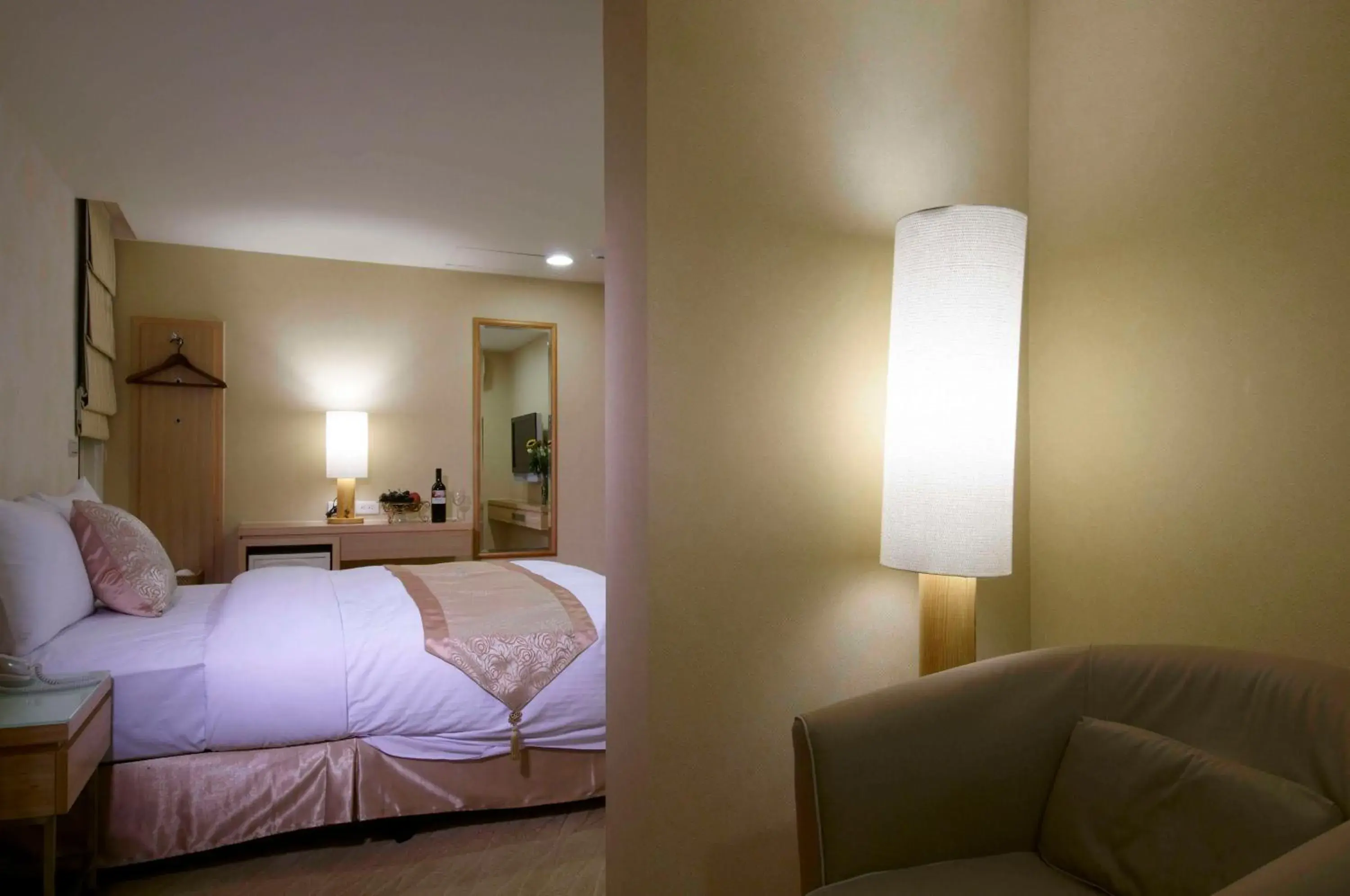 Photo of the whole room, Bed in Hotel Color Photo of the whole room, Bed in Hotel Color