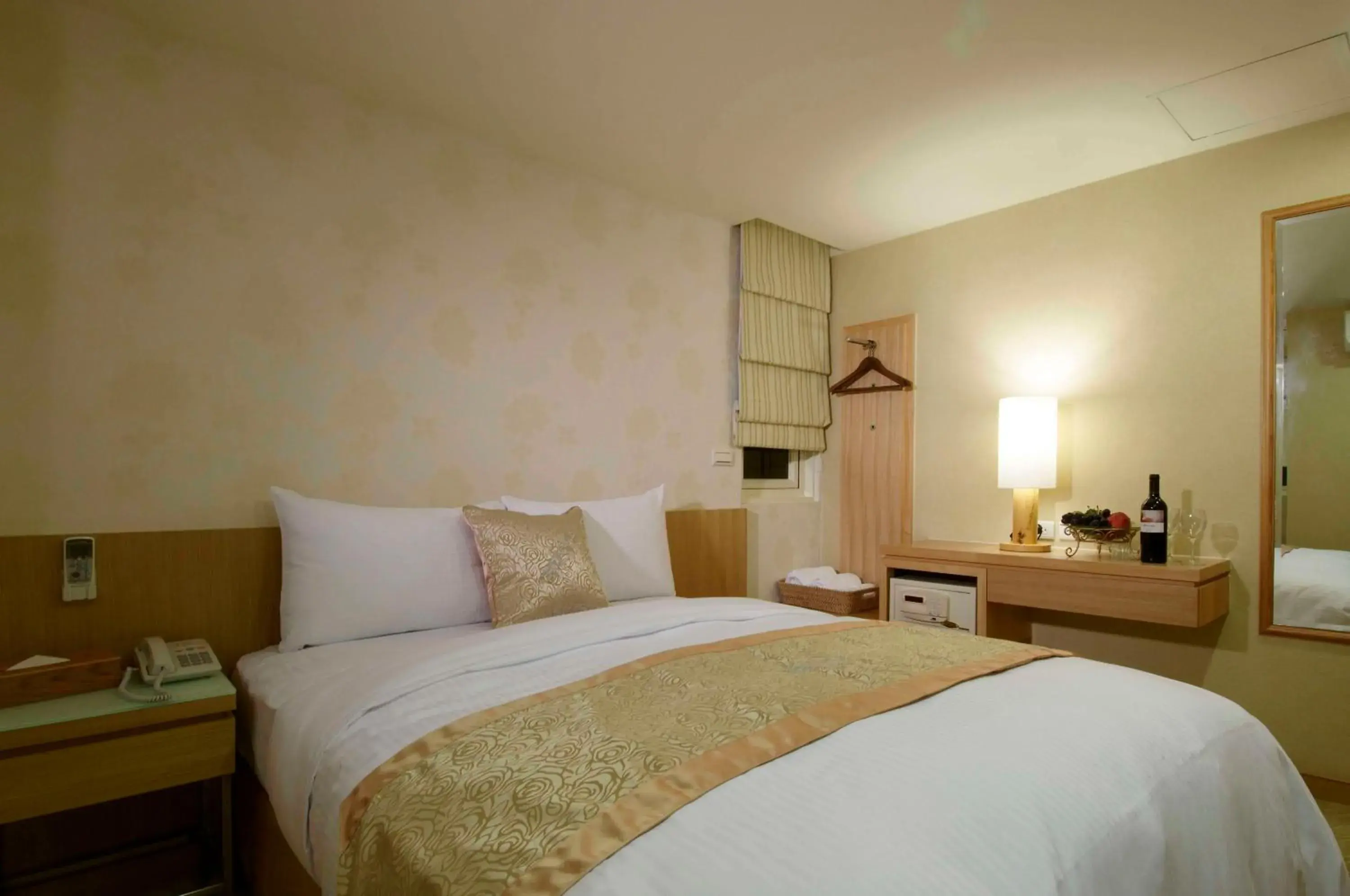 Photo of the whole room, Bed in Hotel Color Photo of the whole room, Bed in Hotel Color