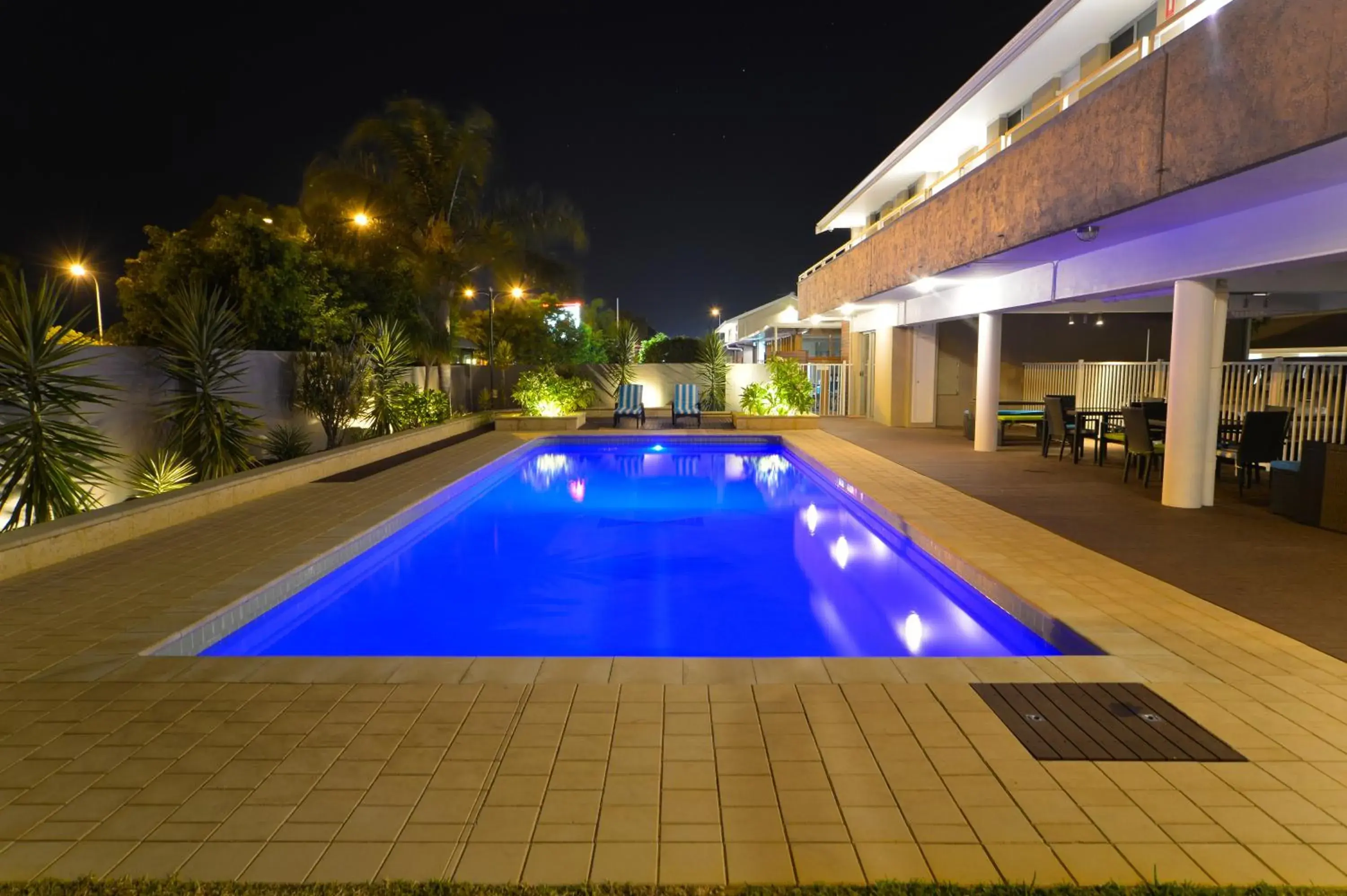 Swimming Pool in Bentley Motel