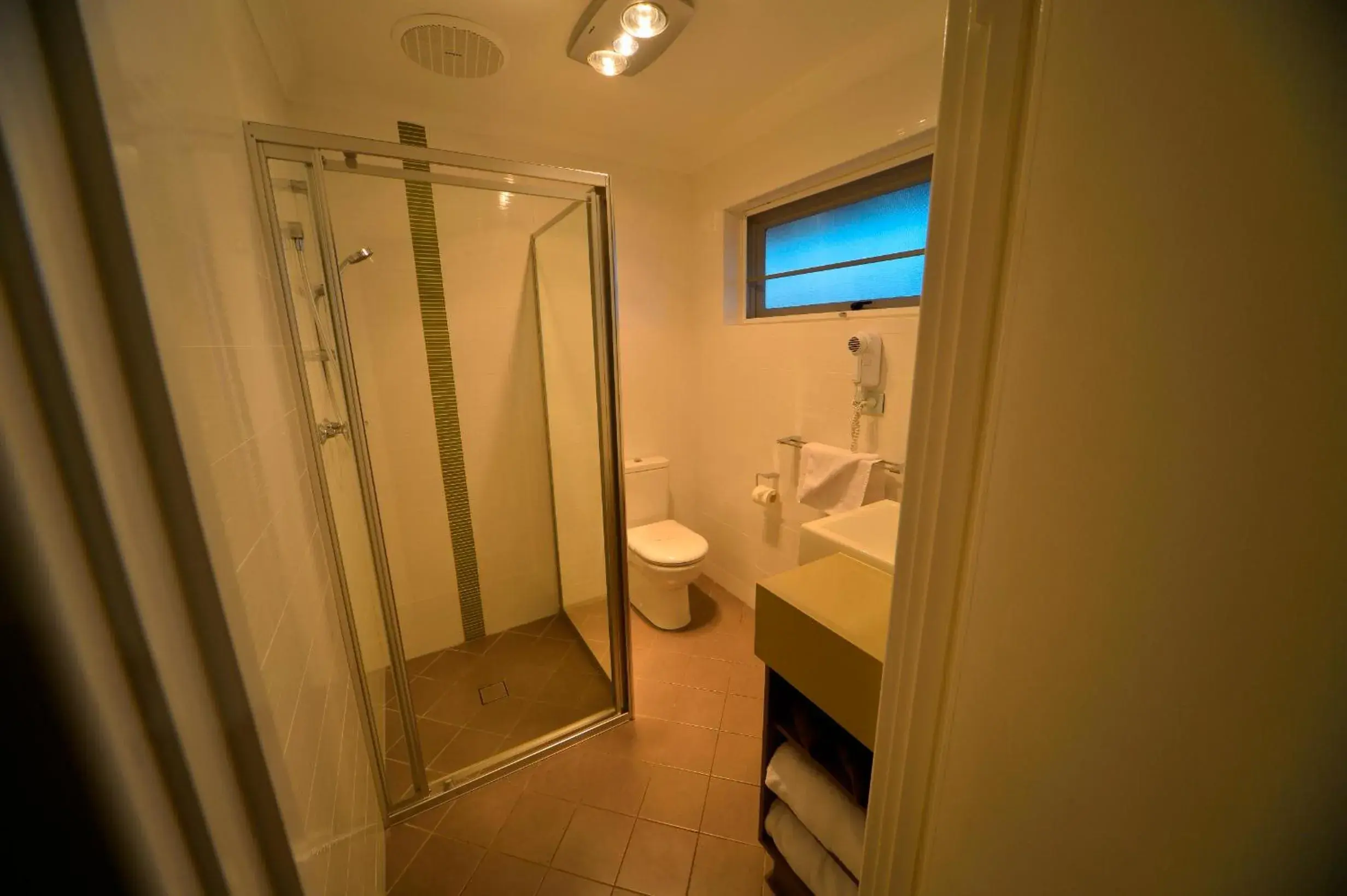 Shower, Bathroom in Bentley Motel