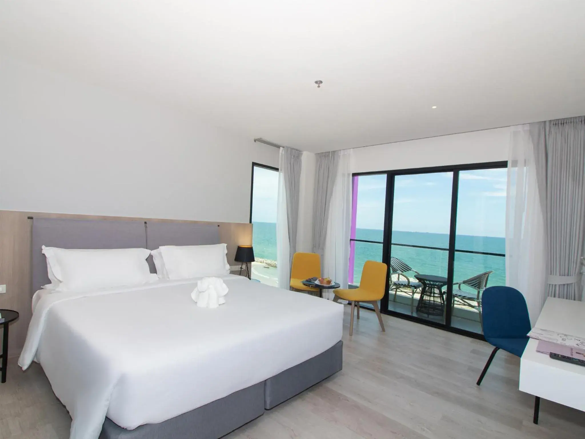 Balcony/Terrace, Bed in Fortune Saeng Chan Beach Hotel Rayong - SHA Plus Balcony/Terrace, Bed in Fortune Saeng Chan Beach Hotel Rayong - SHA Plus
