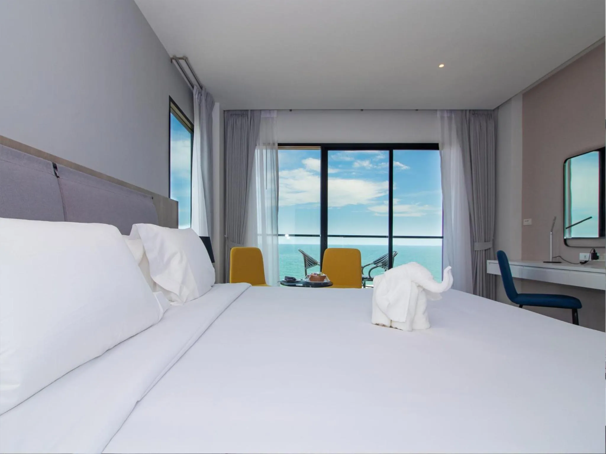 Bedroom, Bed in Fortune Saeng Chan Beach Hotel Rayong - SHA Plus