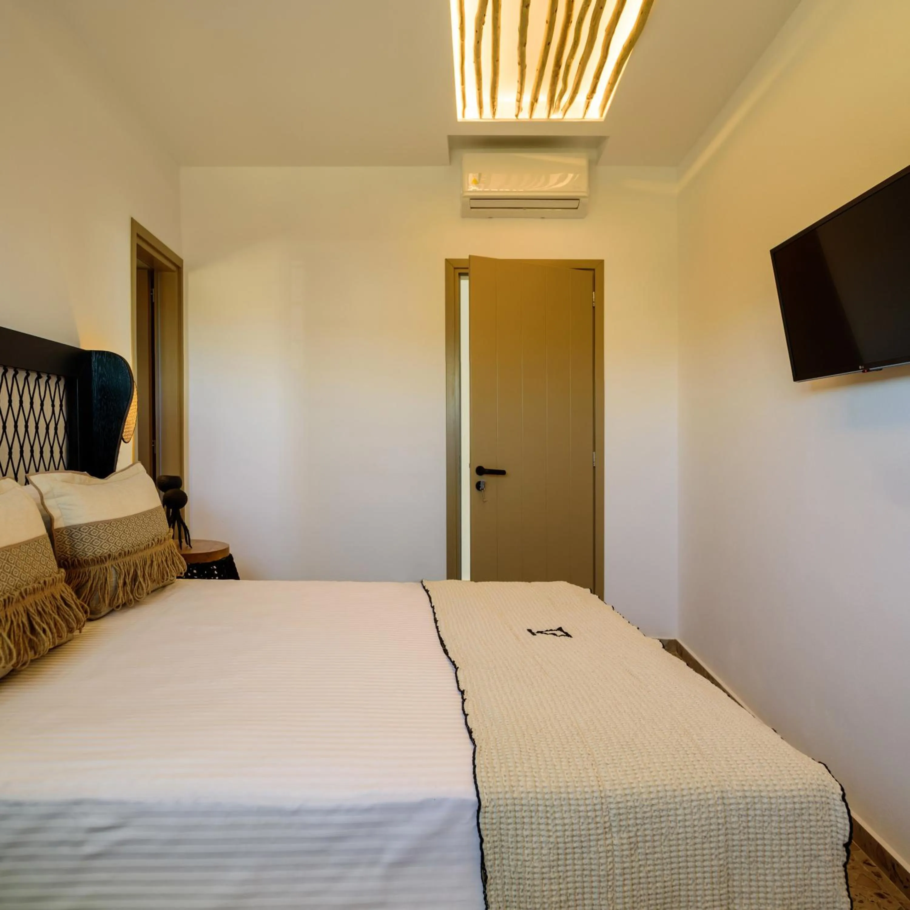 Bedroom, Bed in Vrachos Suites Mykonos