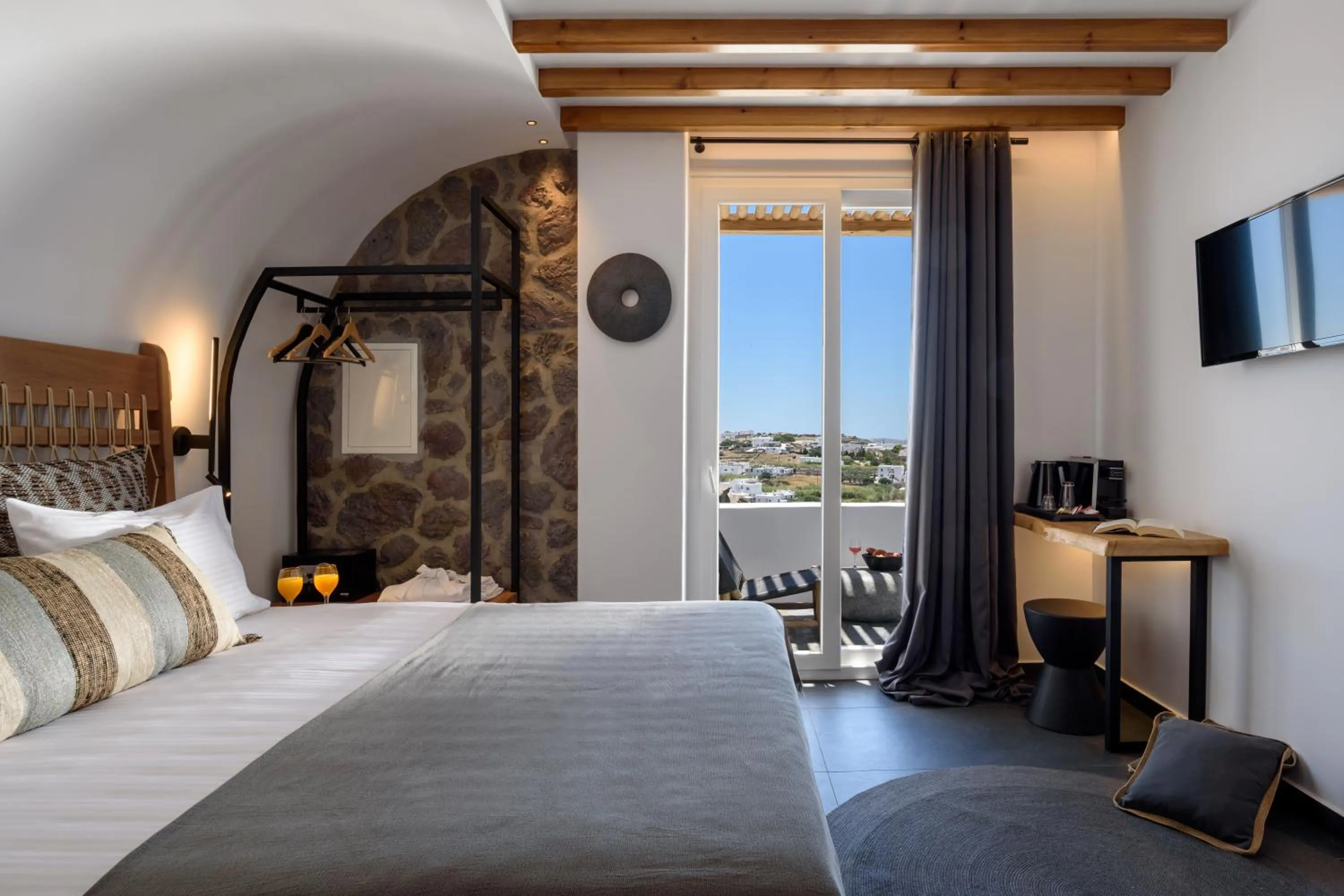 TV and multimedia, Bed in Vrachos Suites Mykonos