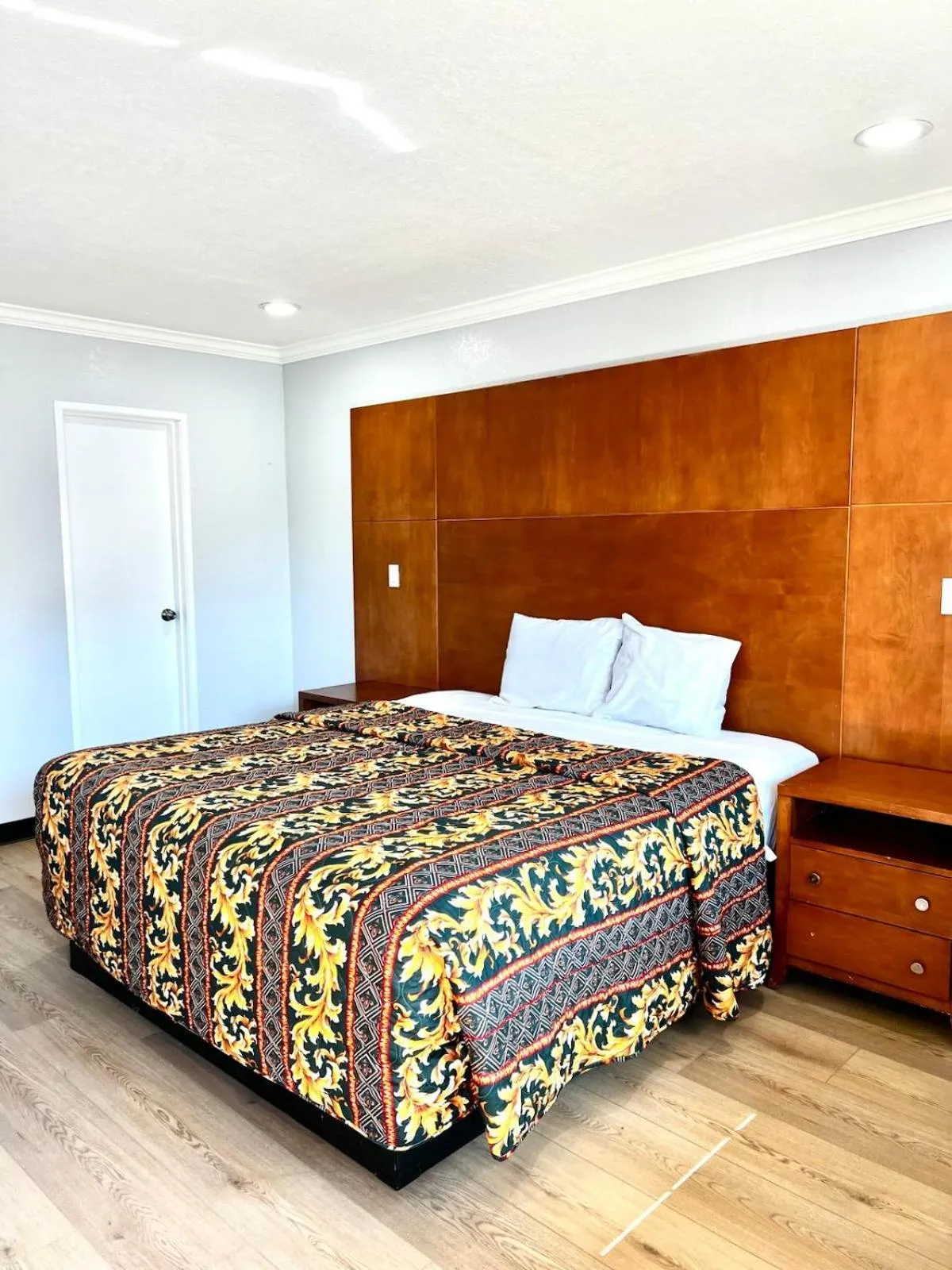 Bed in Aqua Inn Motel