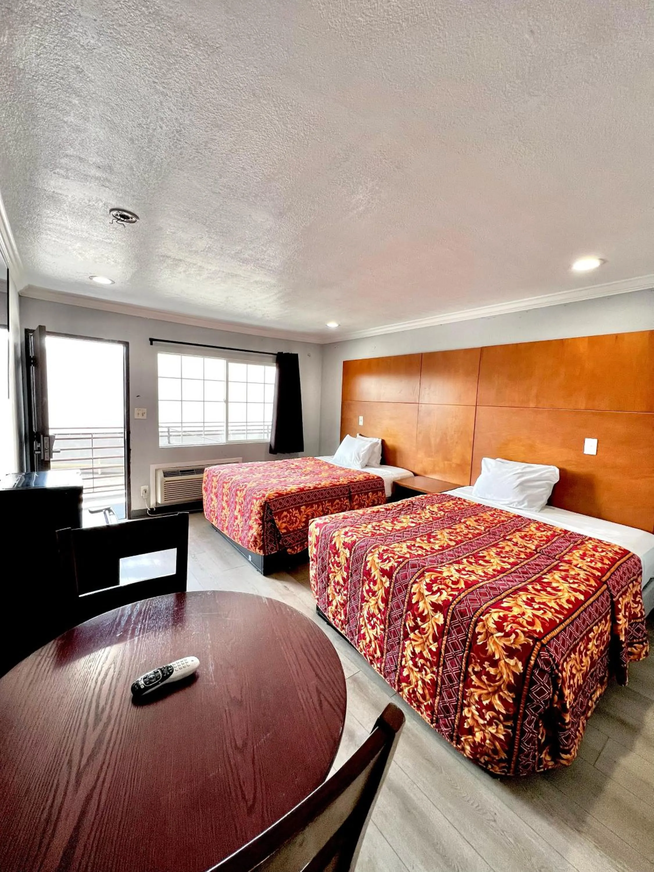 View (from property/room), Bed in Aqua Inn Motel