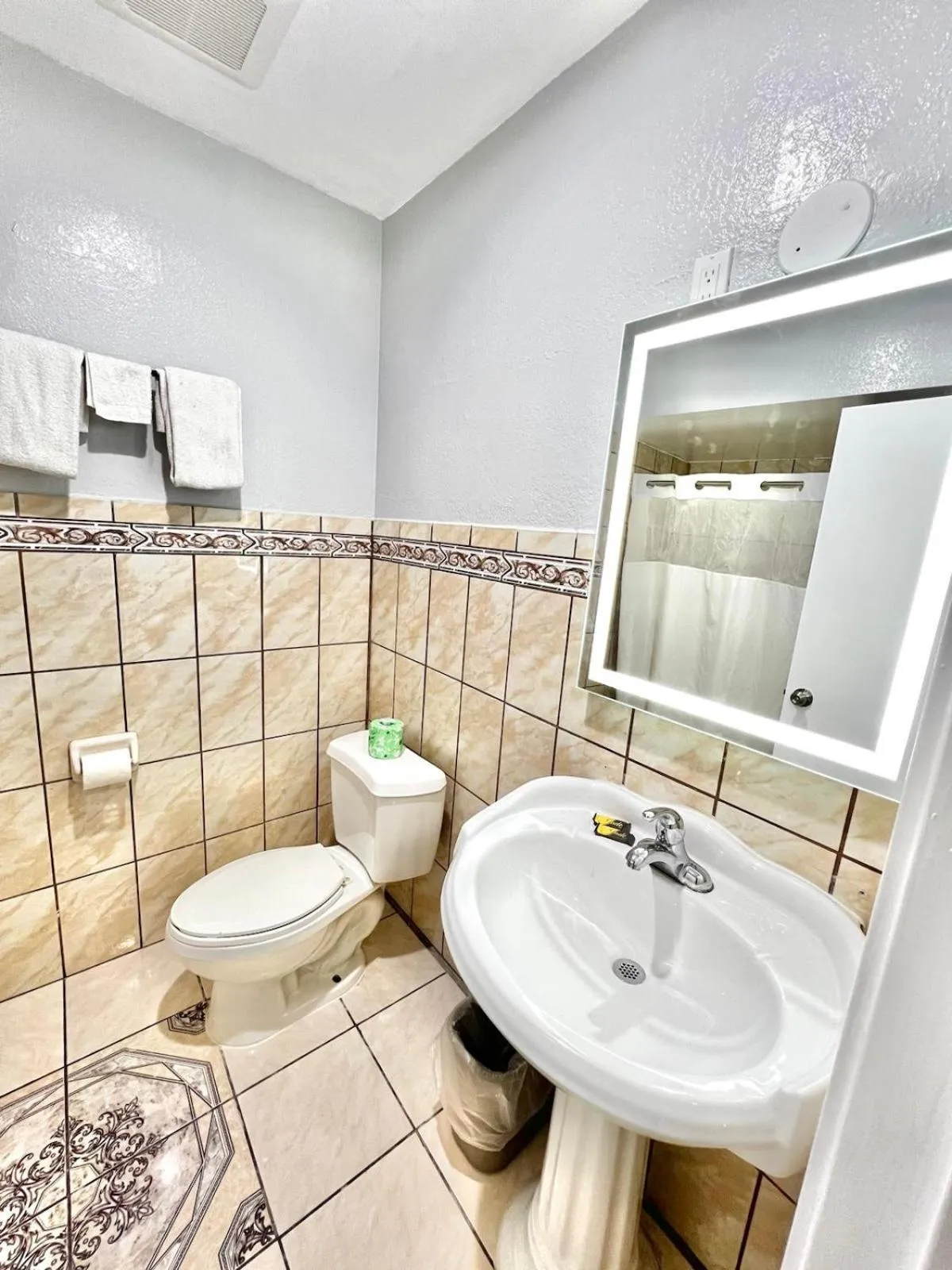 Bathroom in Aqua Inn Motel