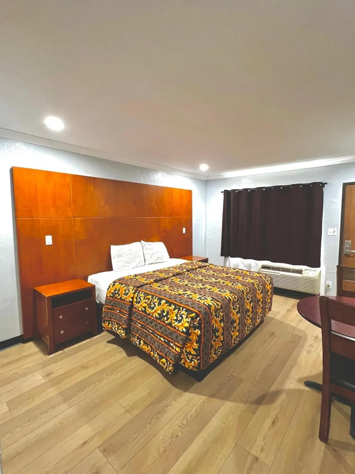 Bed in Aqua Inn Motel