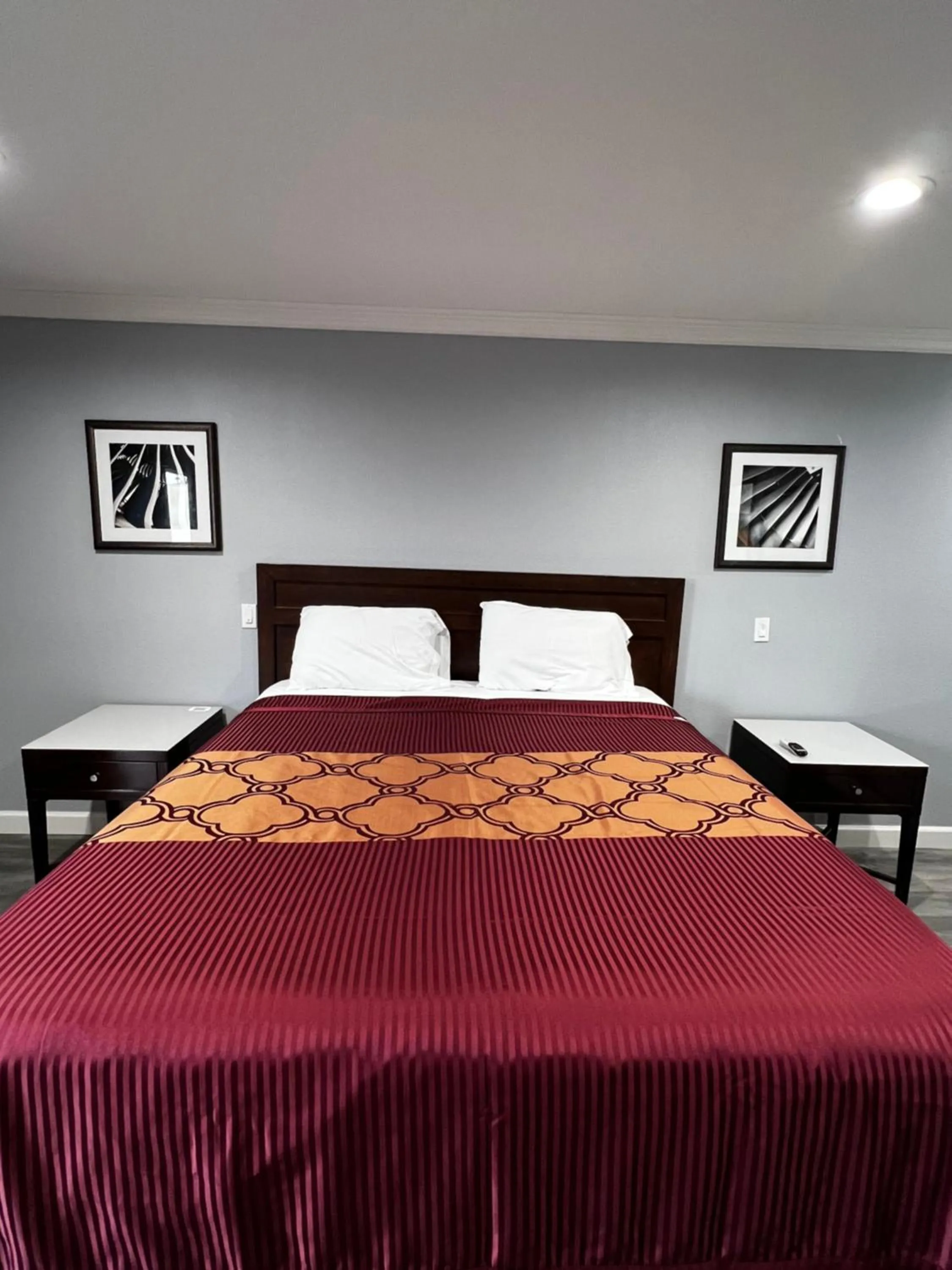 Bed in Aqua Inn Motel