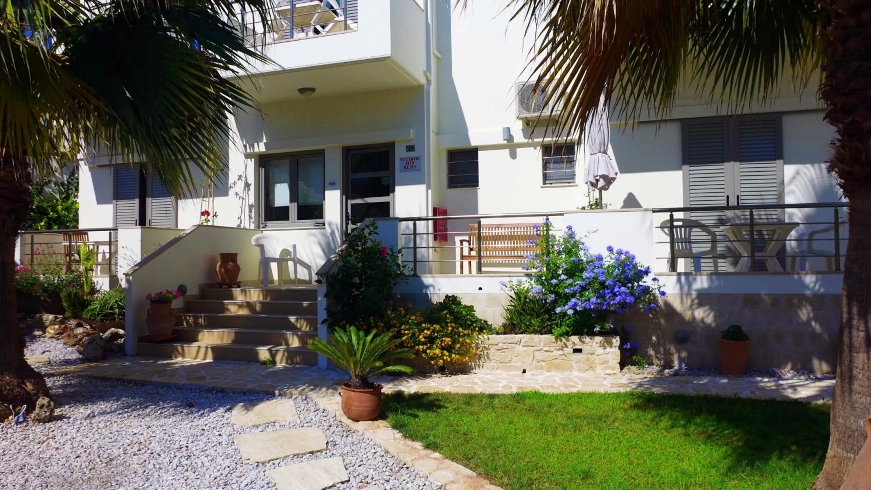 Facade/entrance in Lion-Suites