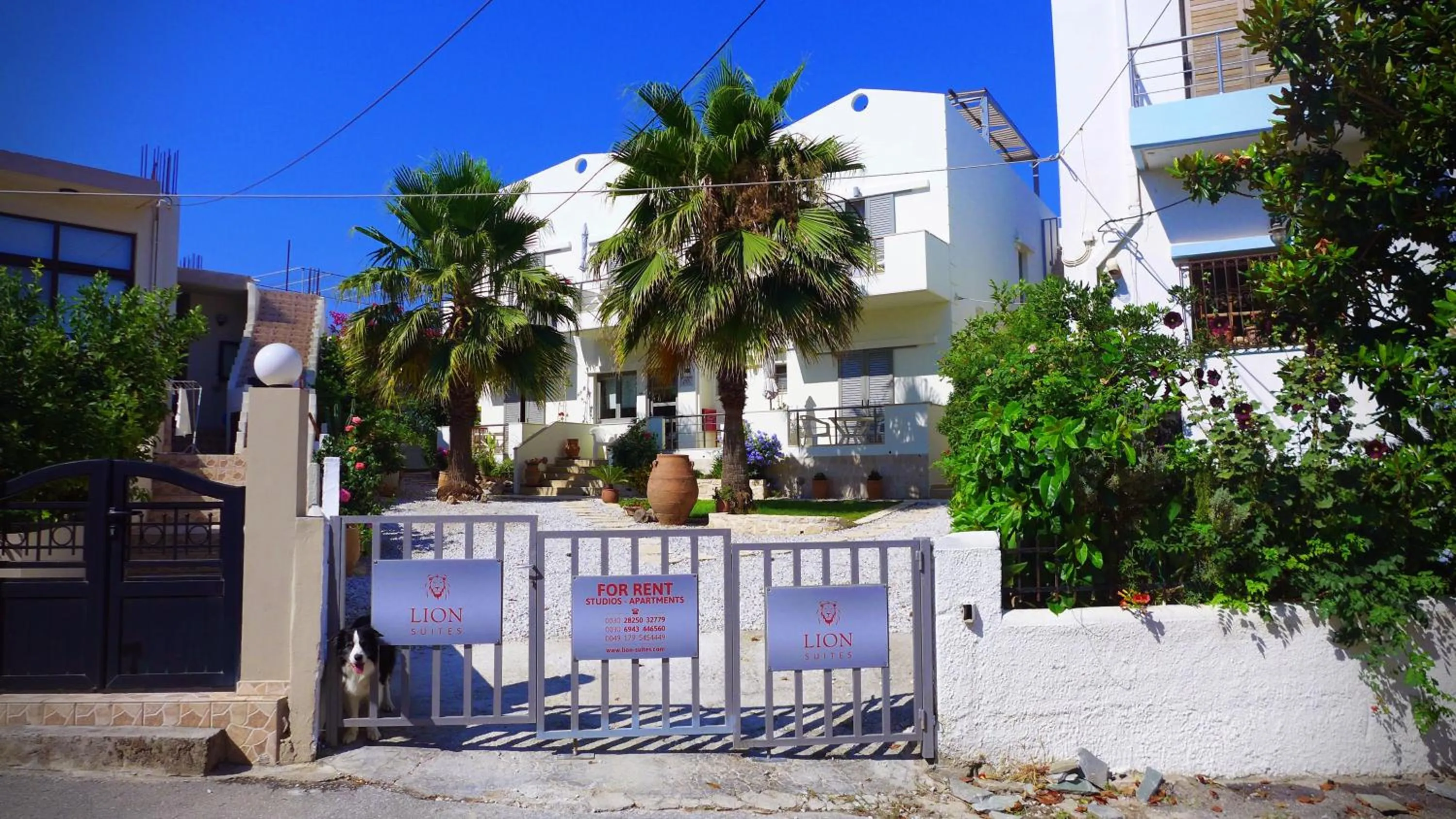 Facade/entrance in Lion-Suites