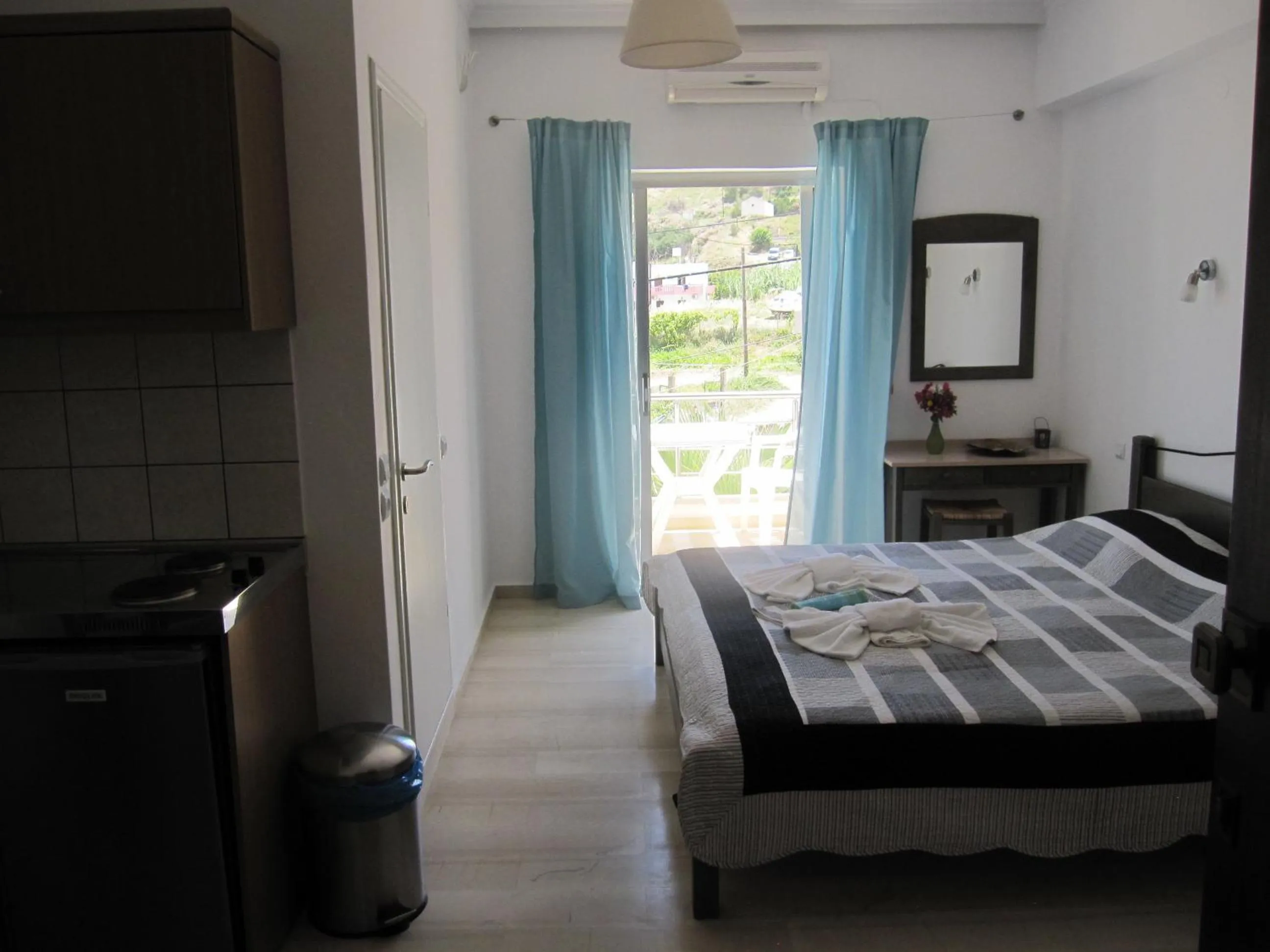 Photo of the whole room, Bed in Lion-Suites