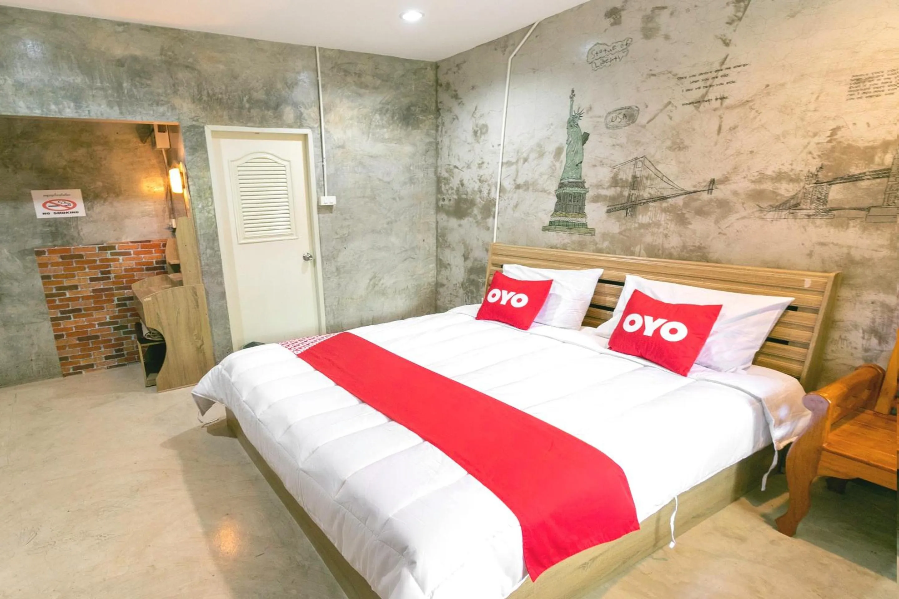 Bedroom, Bed in The Rome Resort