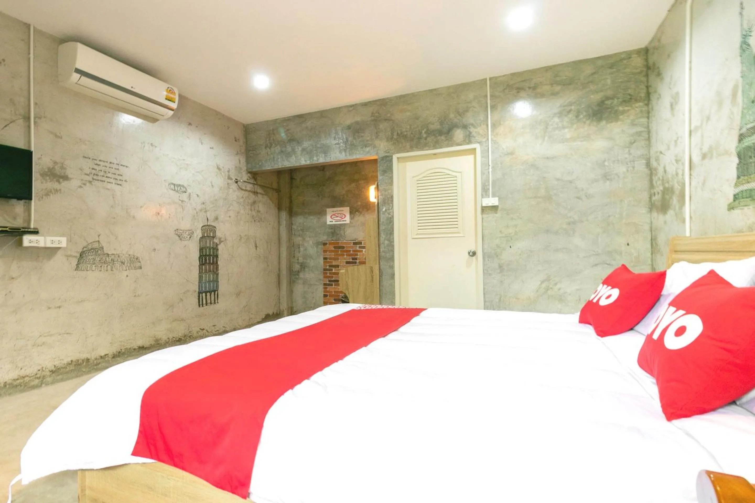 Bedroom, Bed in The Rome Resort