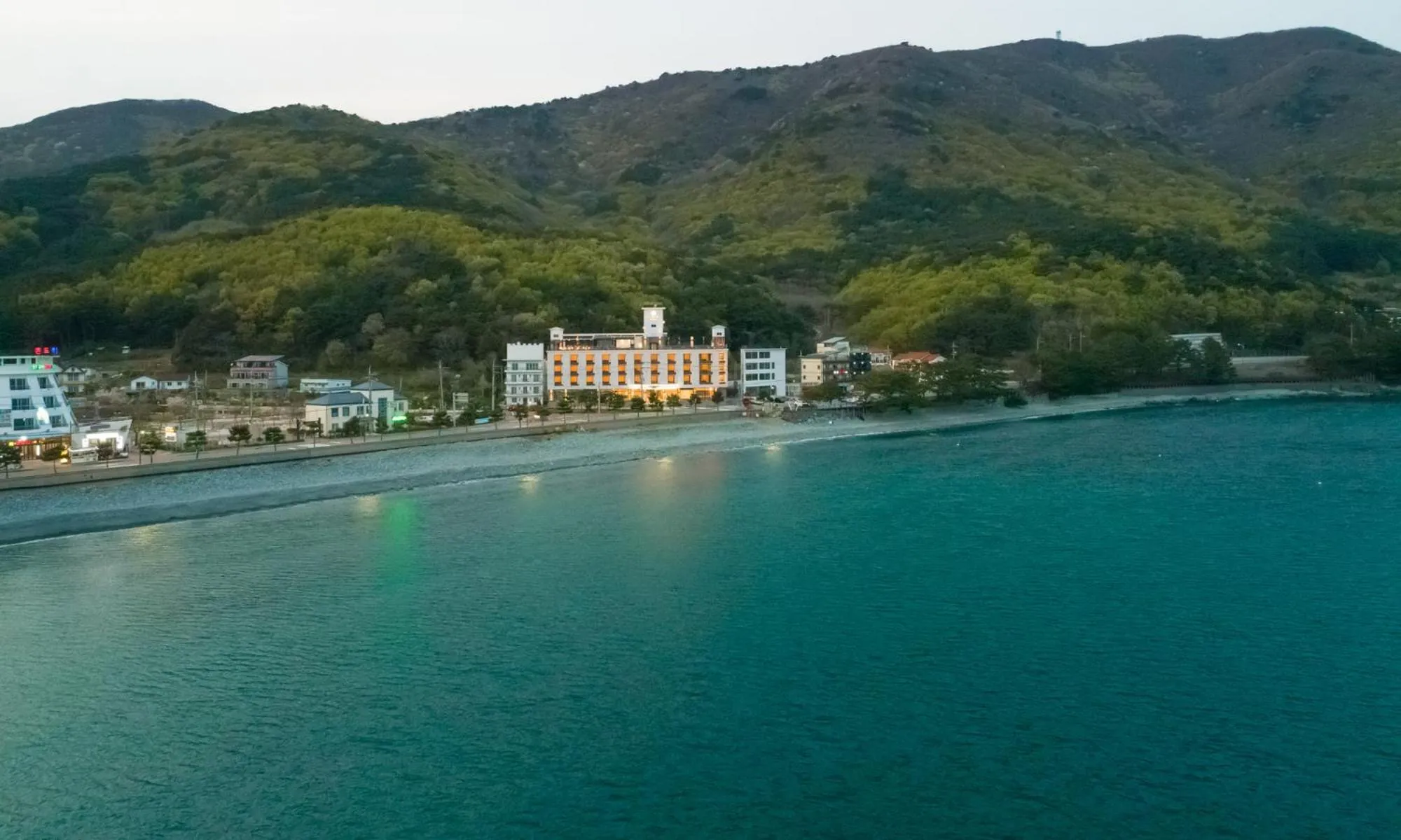 Facade/entrance in Stubborn Hotel