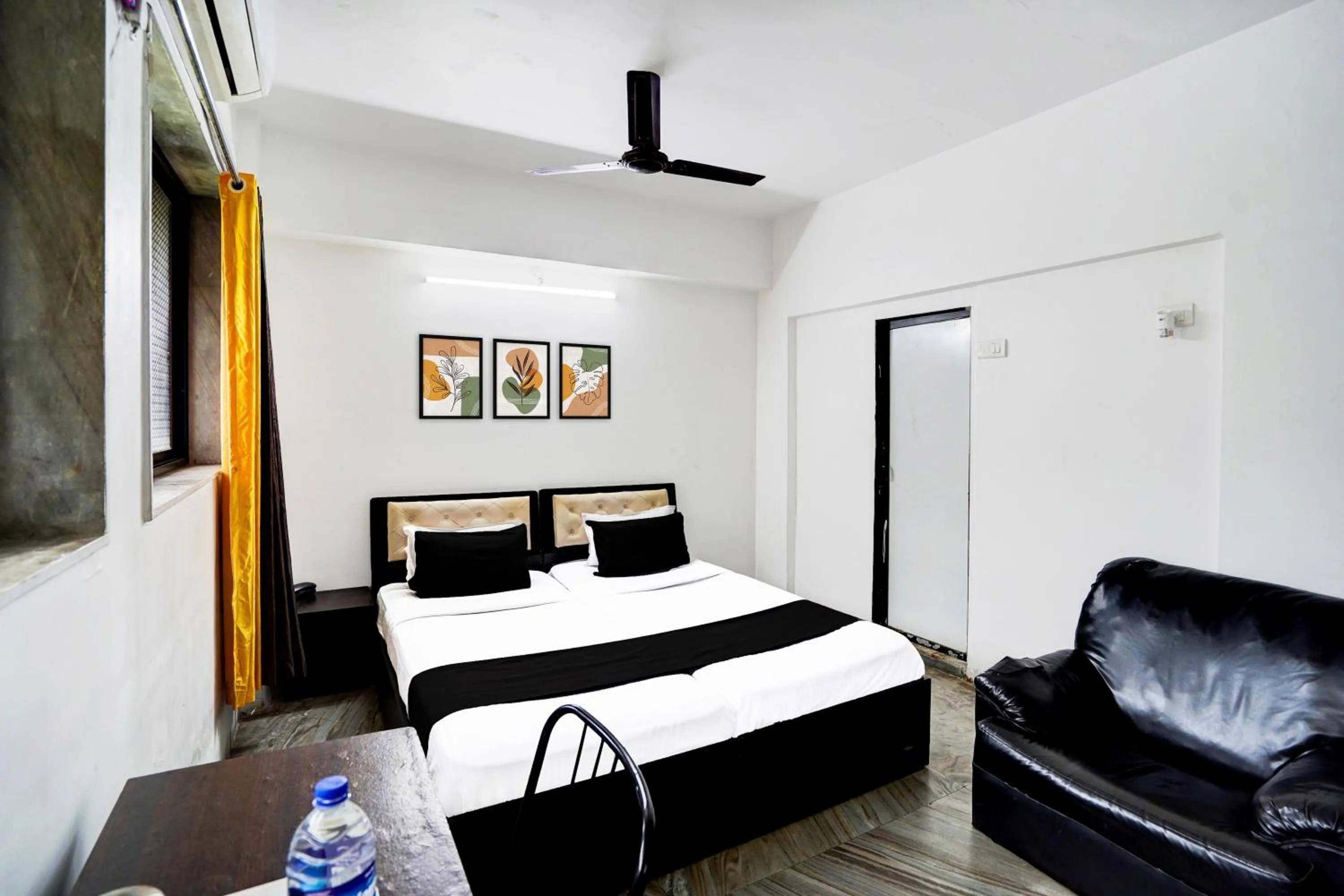 Facade/entrance, Bed in Hotel O Deluxe United Corporate Home