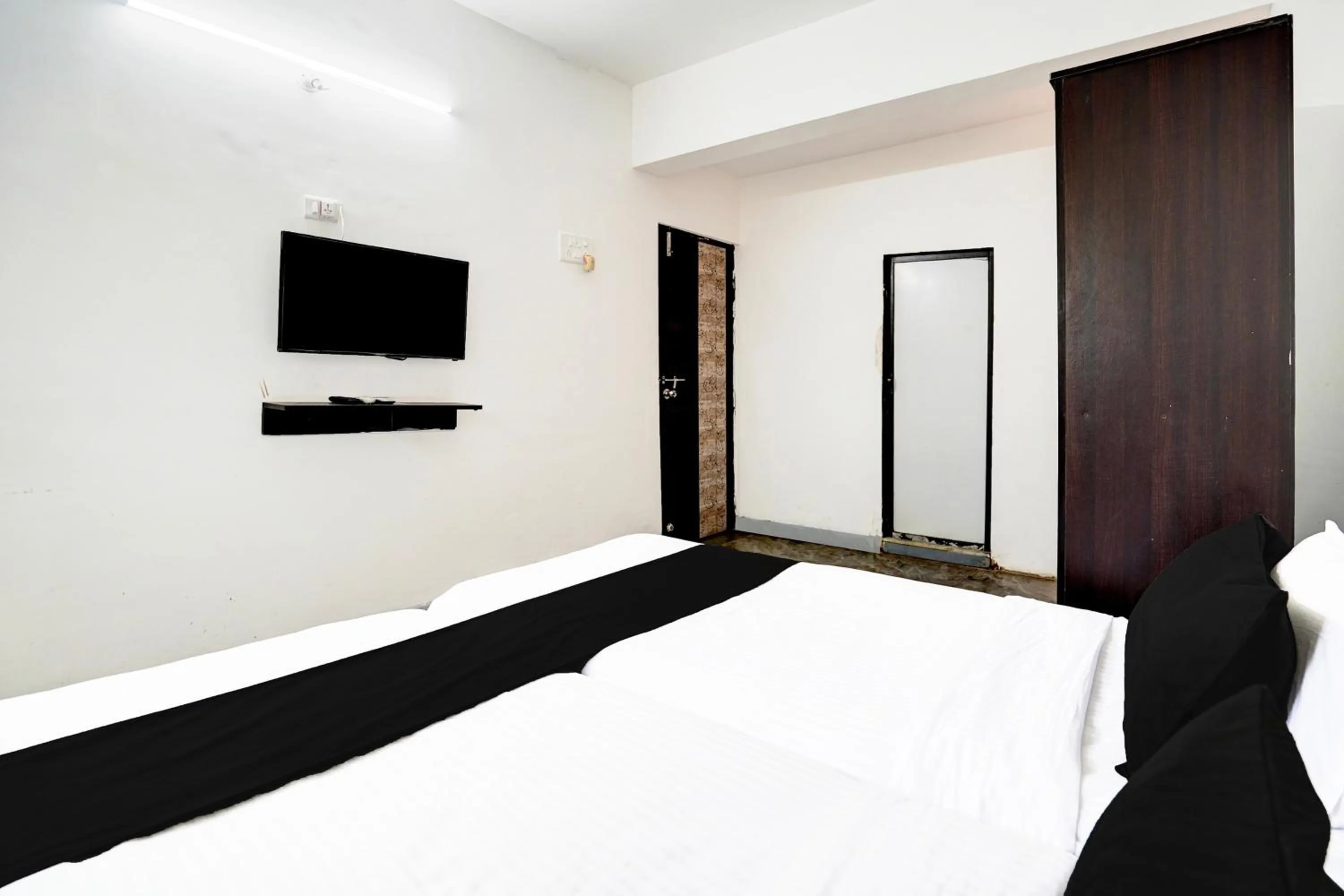 Bathroom, Bed in Hotel O Deluxe United Corporate Home