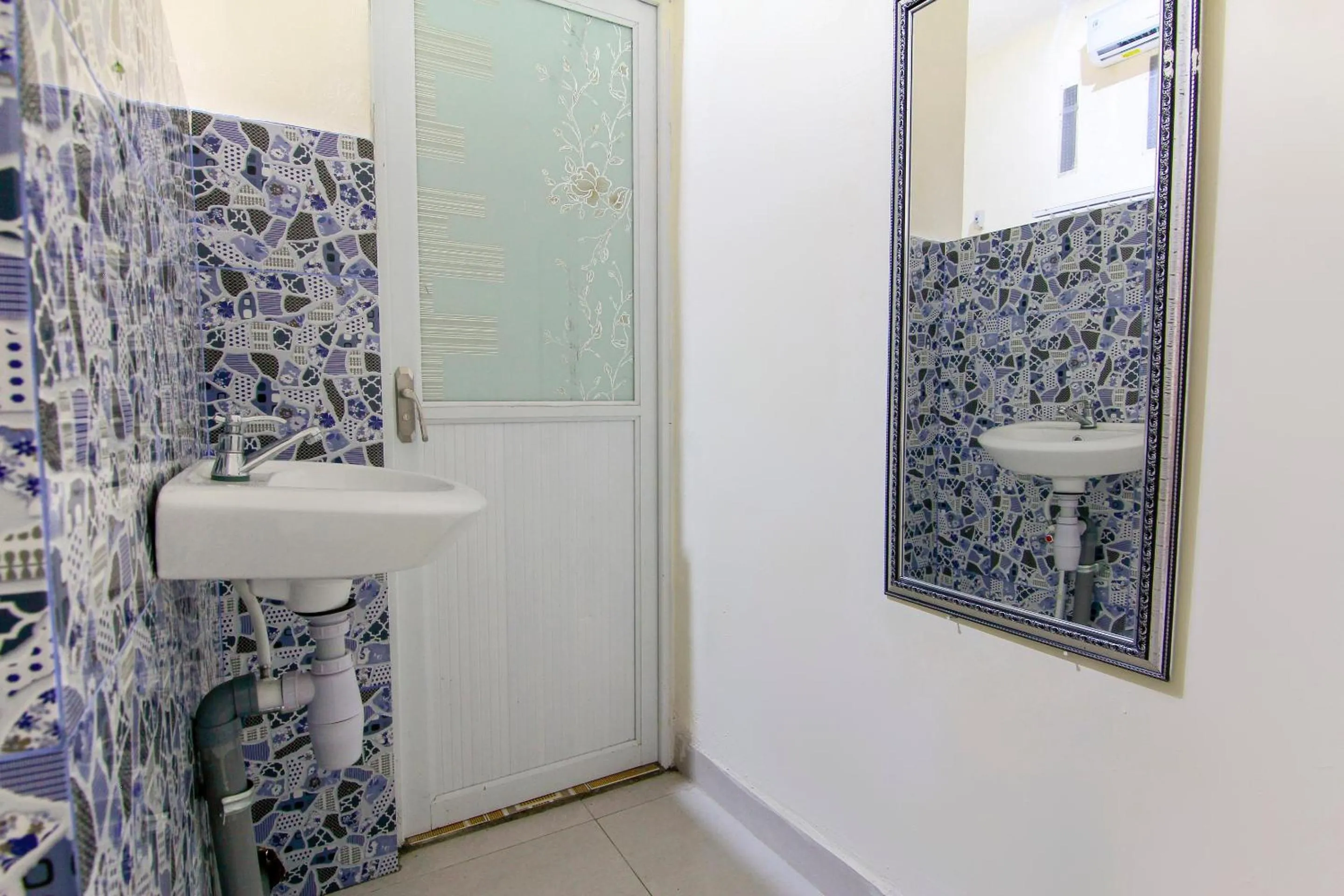 Bathroom in Hotel O Ratu Residence