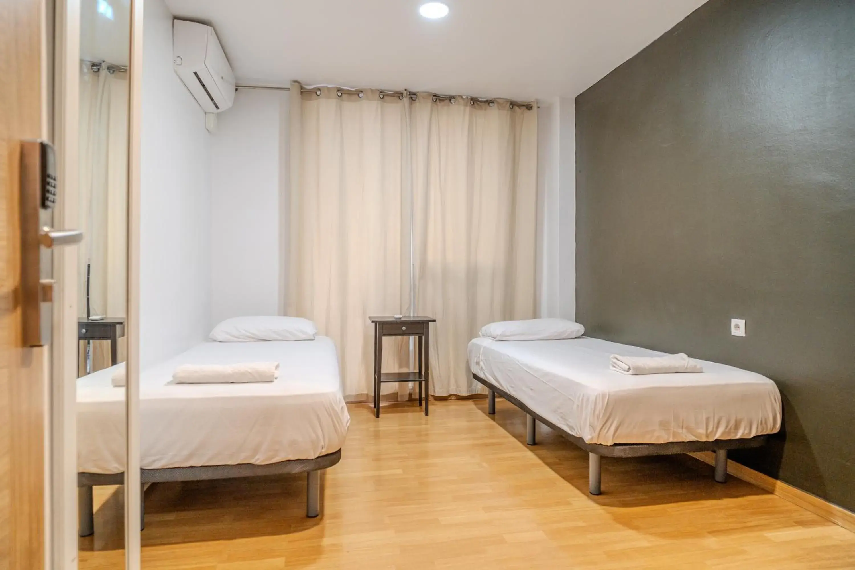 Double Room with External Private Bathroom in HolidaysBCN Rooms Double Room with External Private Bathroom in HolidaysBCN Rooms