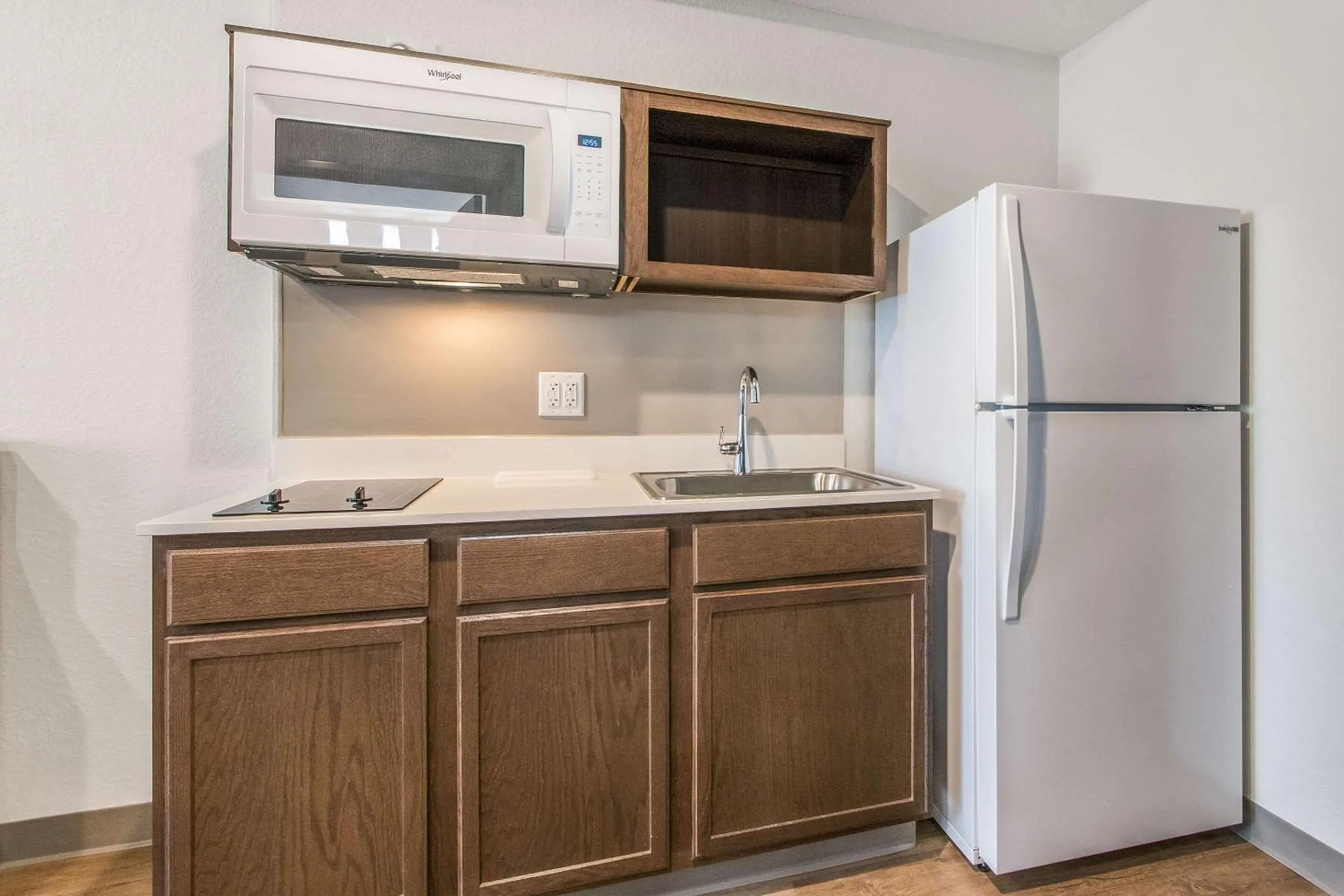 Photo of the whole room in WoodSpring Suites Doral Miami Airport