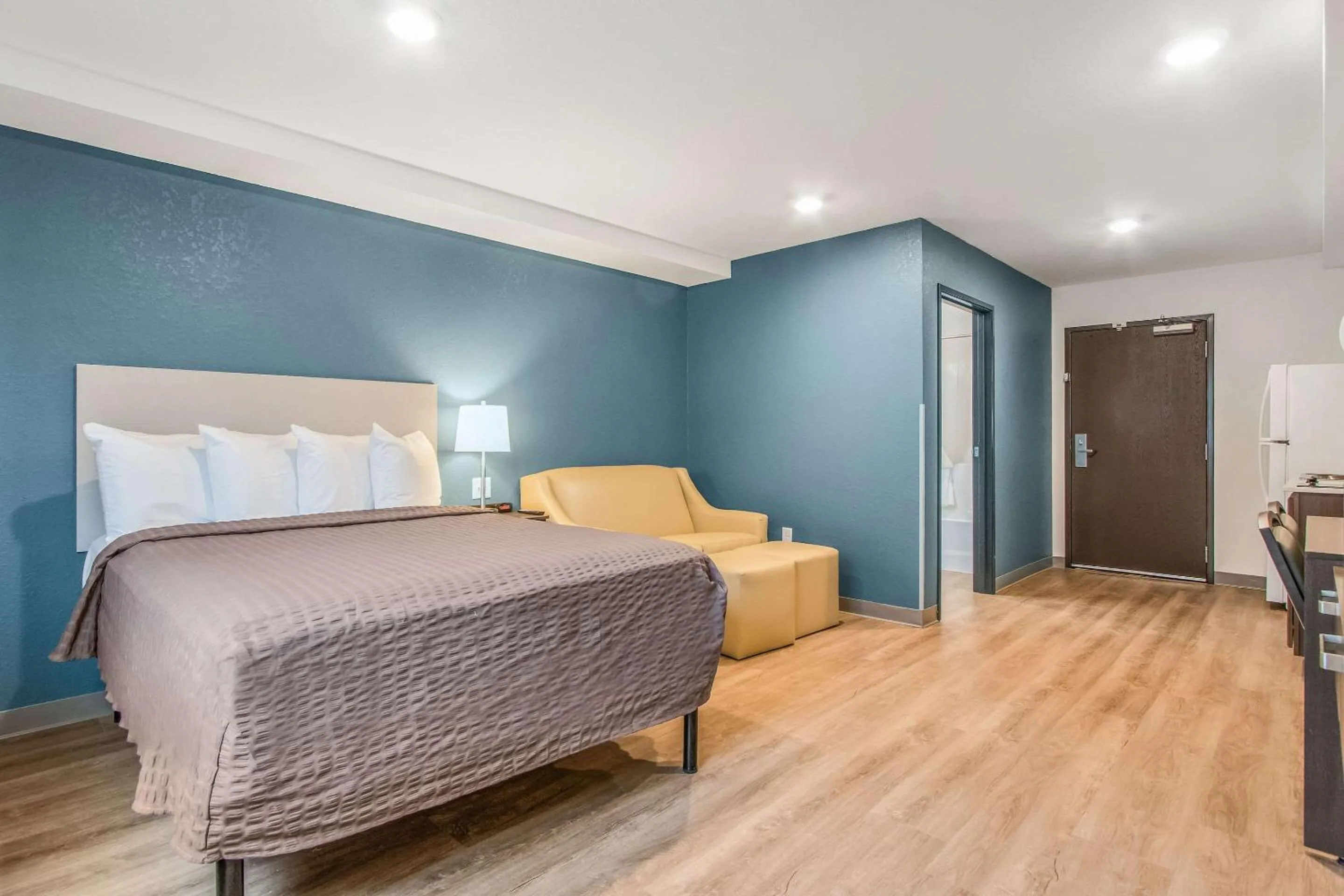 Photo of the whole room, Bed in WoodSpring Suites Doral Miami Airport