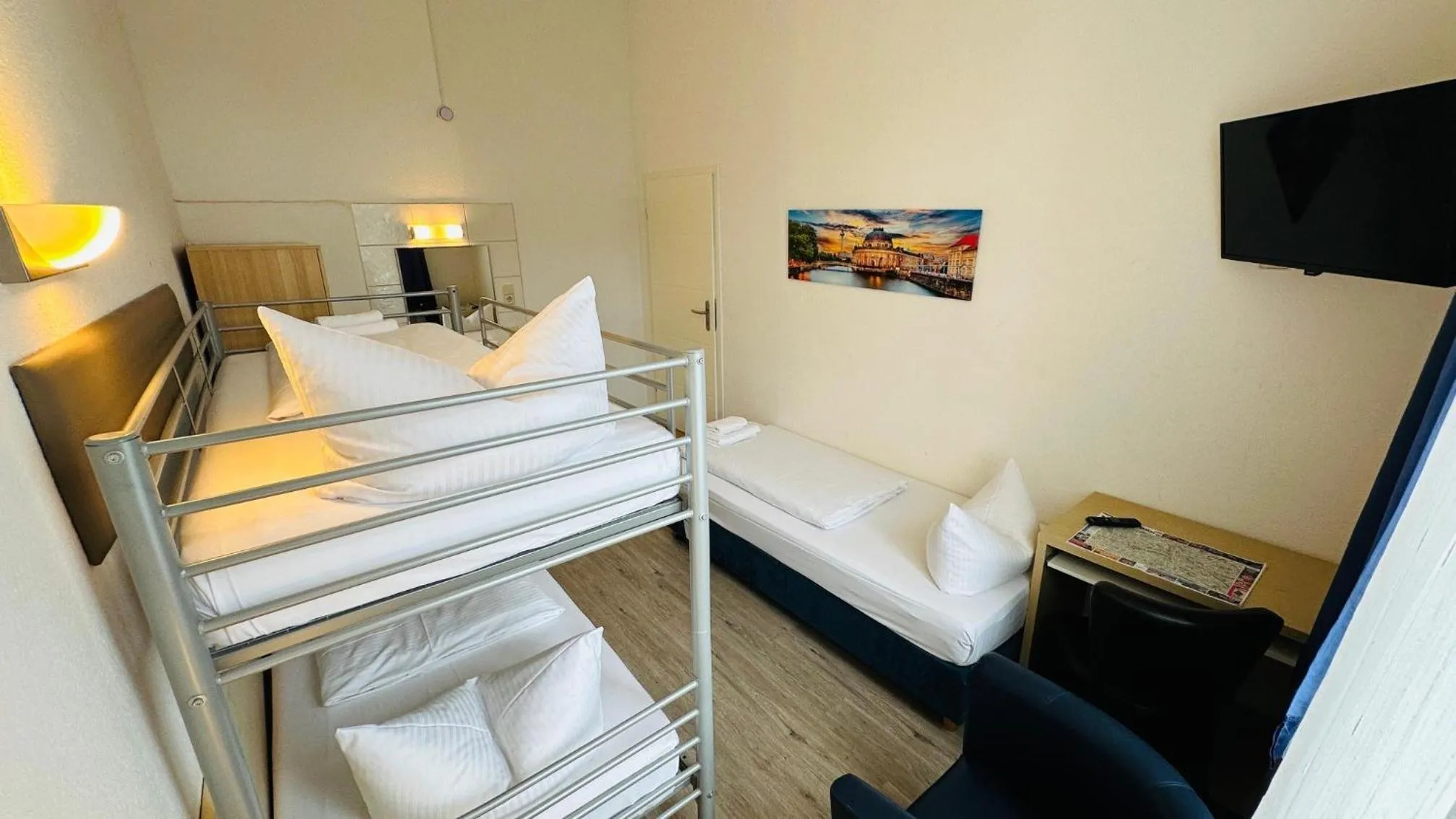 Photo of the whole room, Bed in Hotel Seifert Berlin am Kurfürstendamm