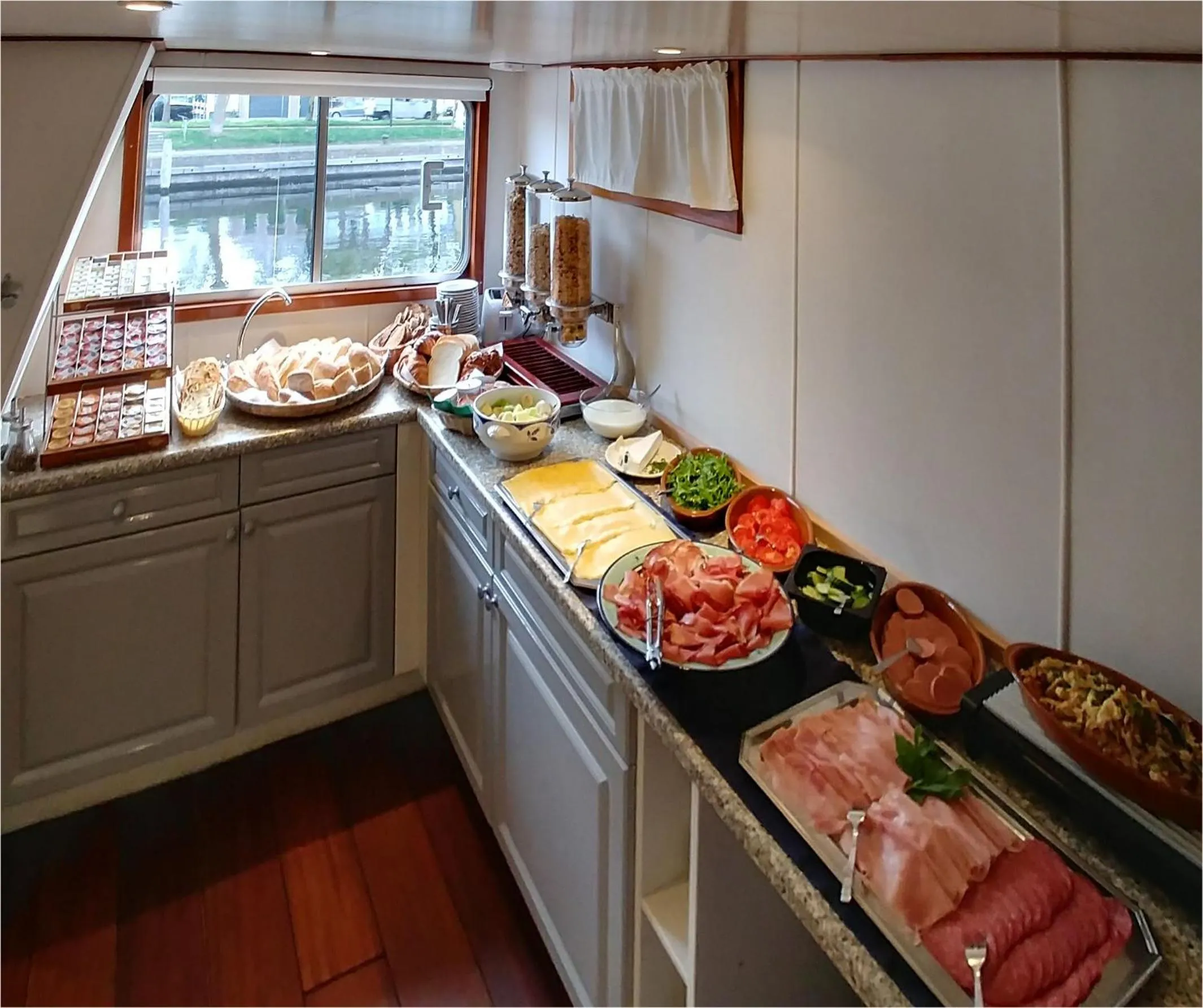 Breakfast in Hotelboot Sarah