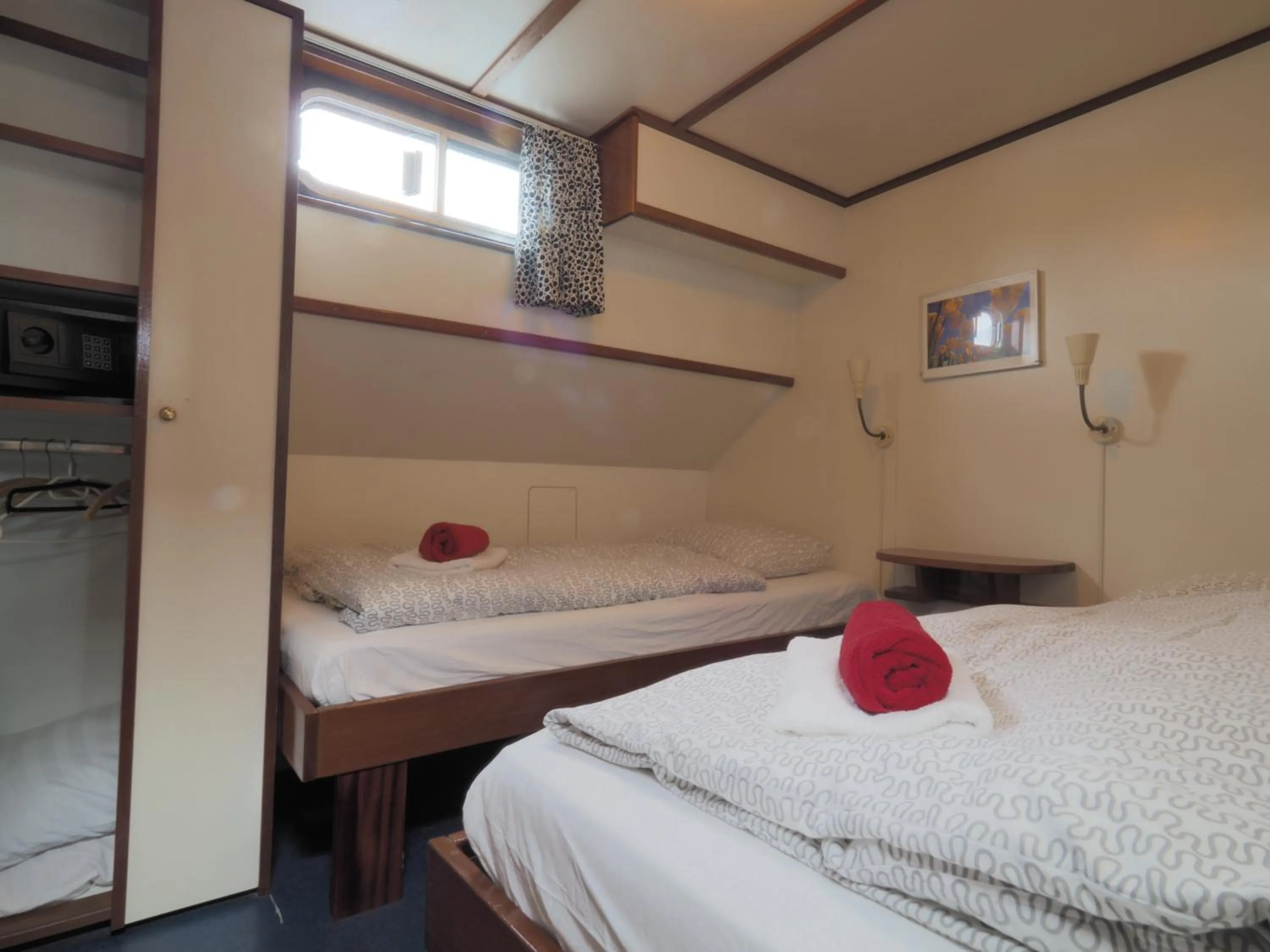 Photo of the whole room, Bed in Hotelboot Sarah