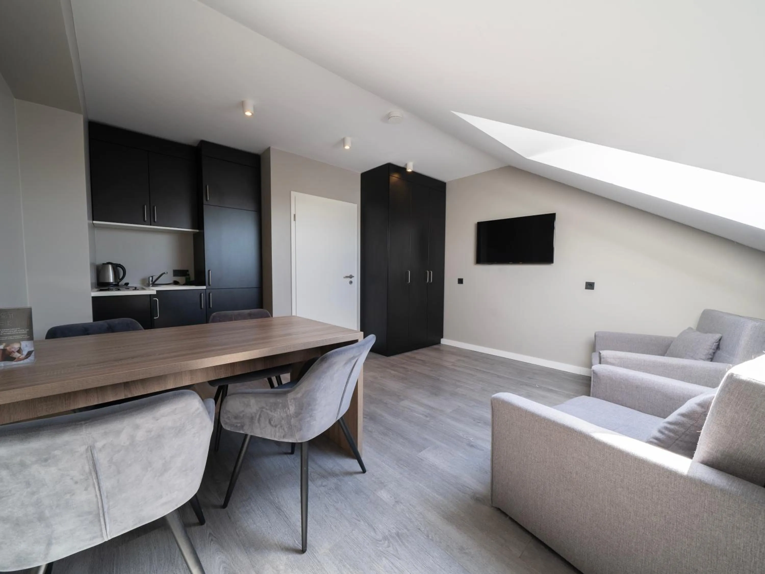 TV and multimedia in JustStay Ratingen Hotel & Apartments