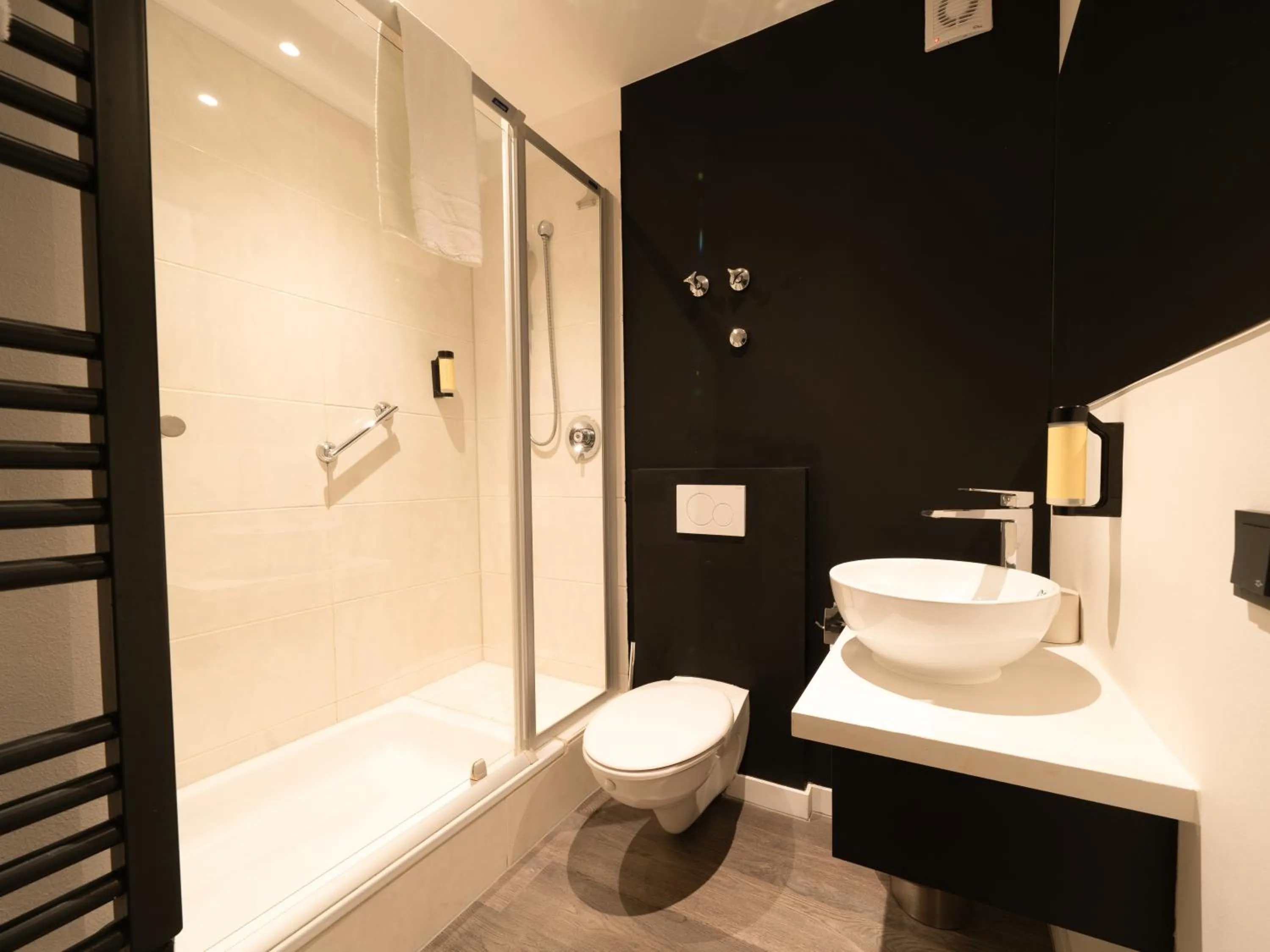 Shower in JustStay Ratingen Hotel & Apartments