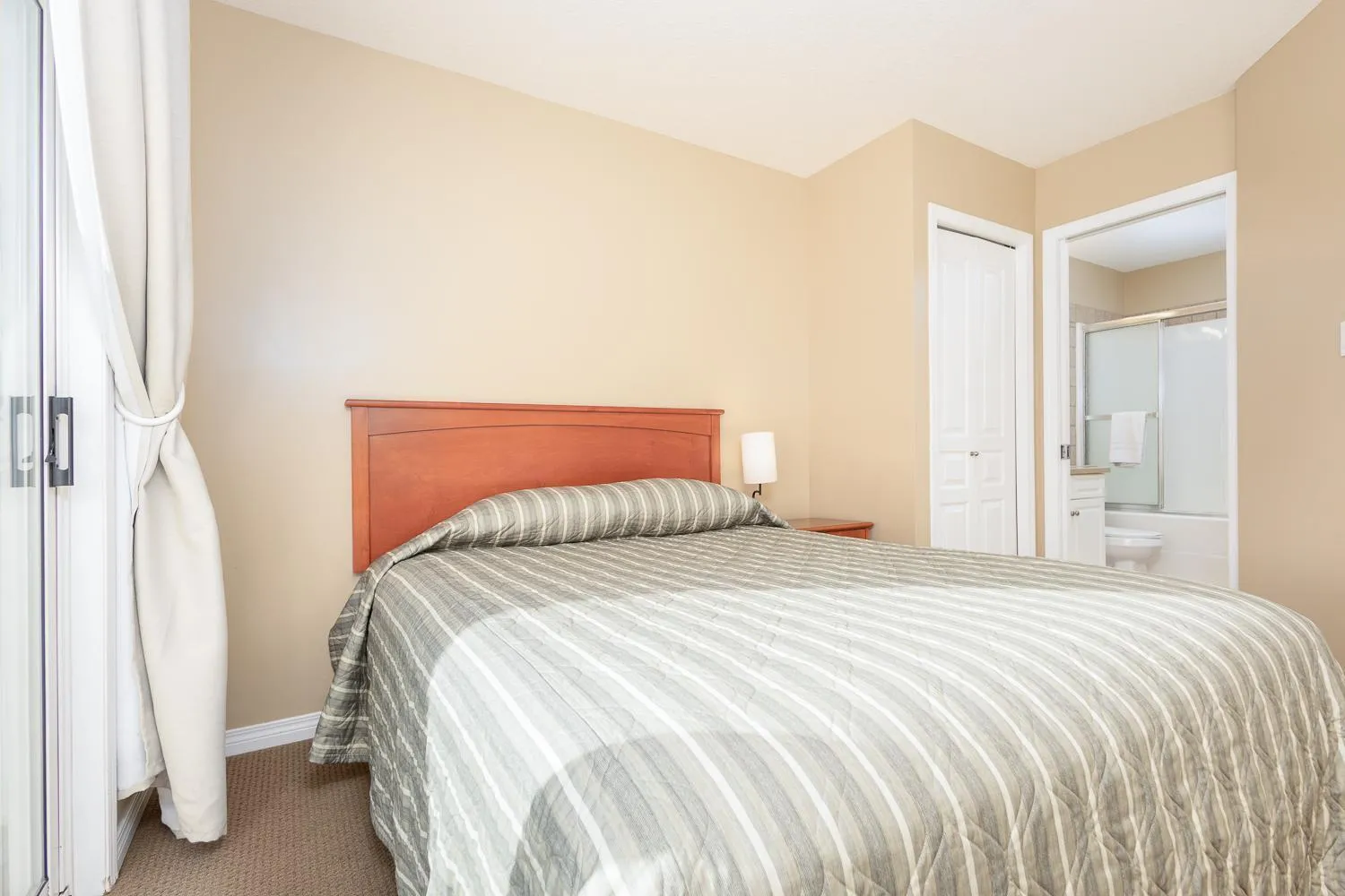 Property building, Bed in Paradise Canyon Golf Resort - Luxury Condo U409